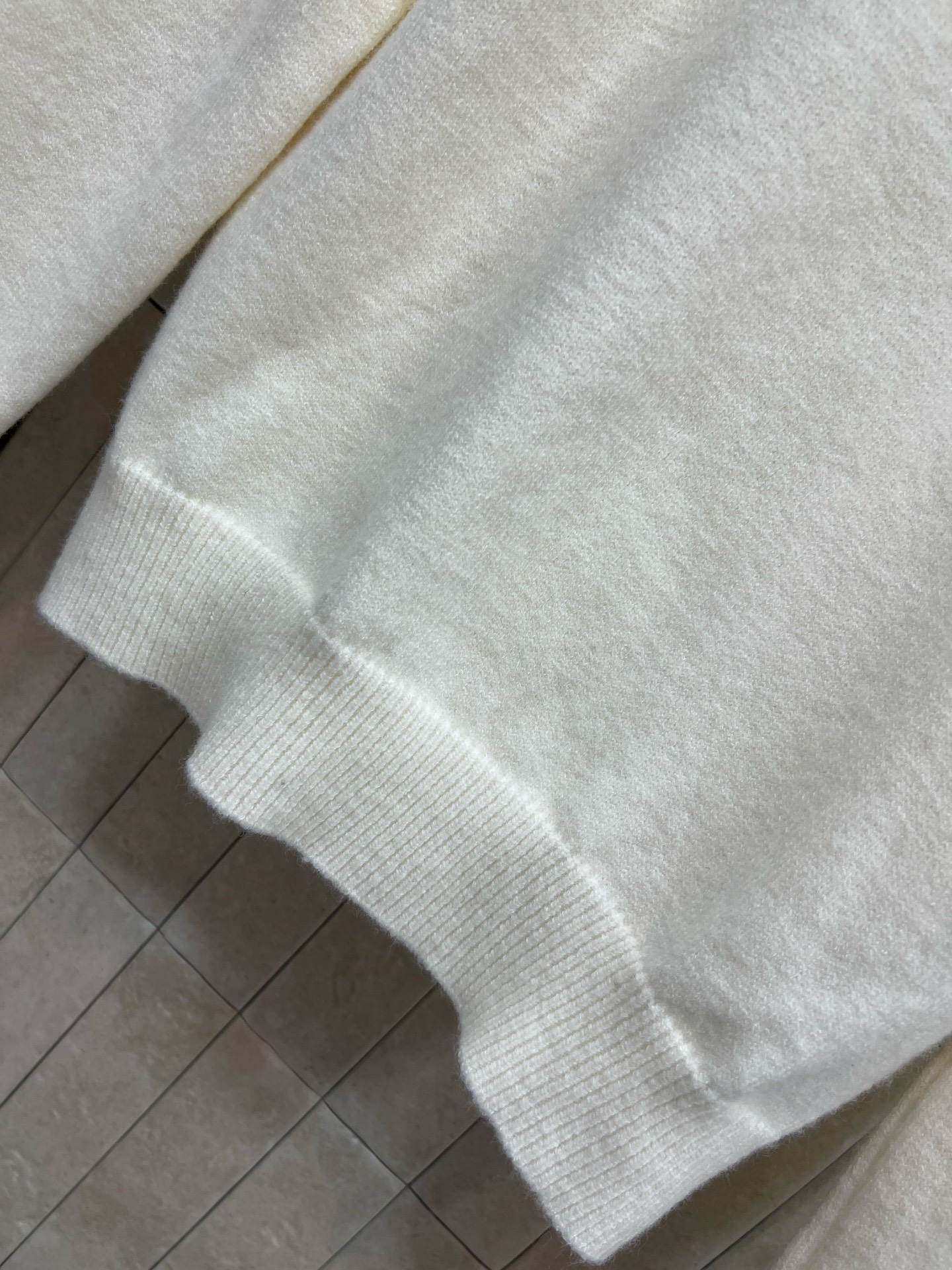 G家 25秋冬新款 圆领撞色logo针织长袖毛衣 正面刺绣徽标字母logo 经典螺纹圆领版型 撞色包边设