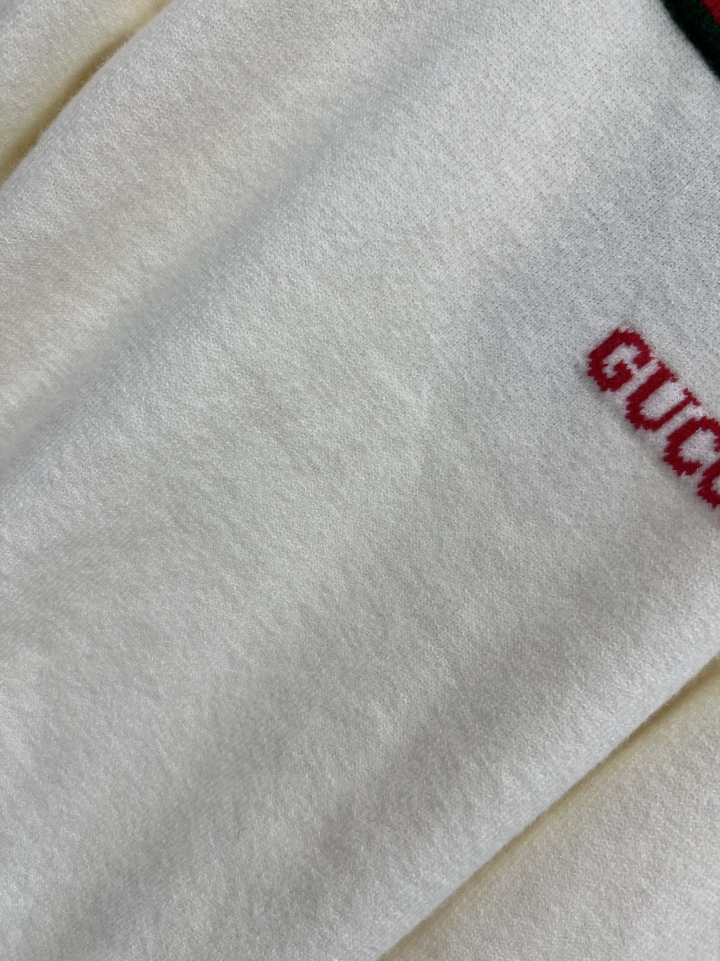 G家 25秋冬新款 圆领撞色logo针织长袖毛衣 正面刺绣徽标字母logo 经典螺纹圆领版型 撞色包边设