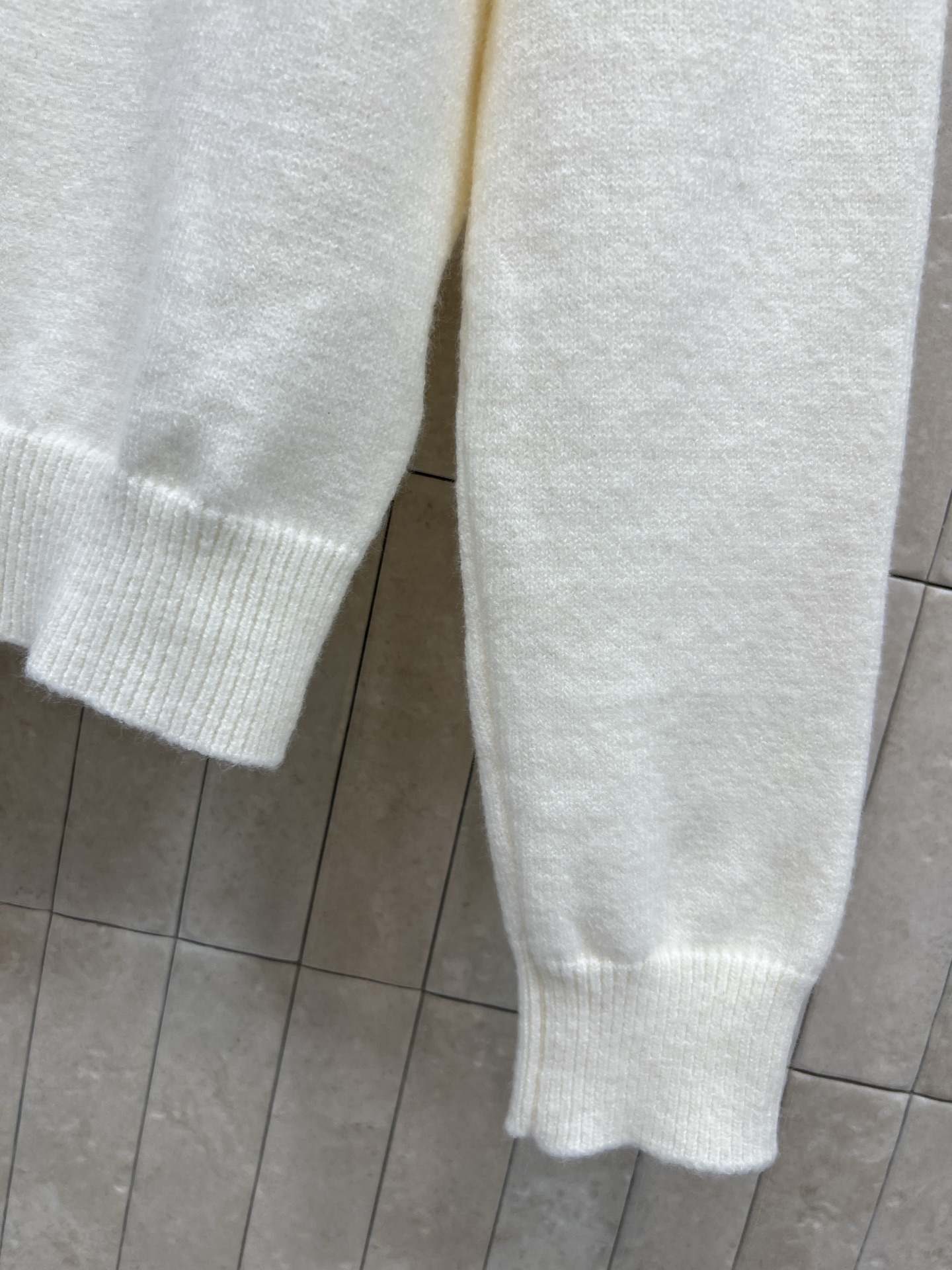 G家 25秋冬新款 圆领撞色logo针织长袖毛衣 正面刺绣徽标字母logo 经典螺纹圆领版型 撞色包边设