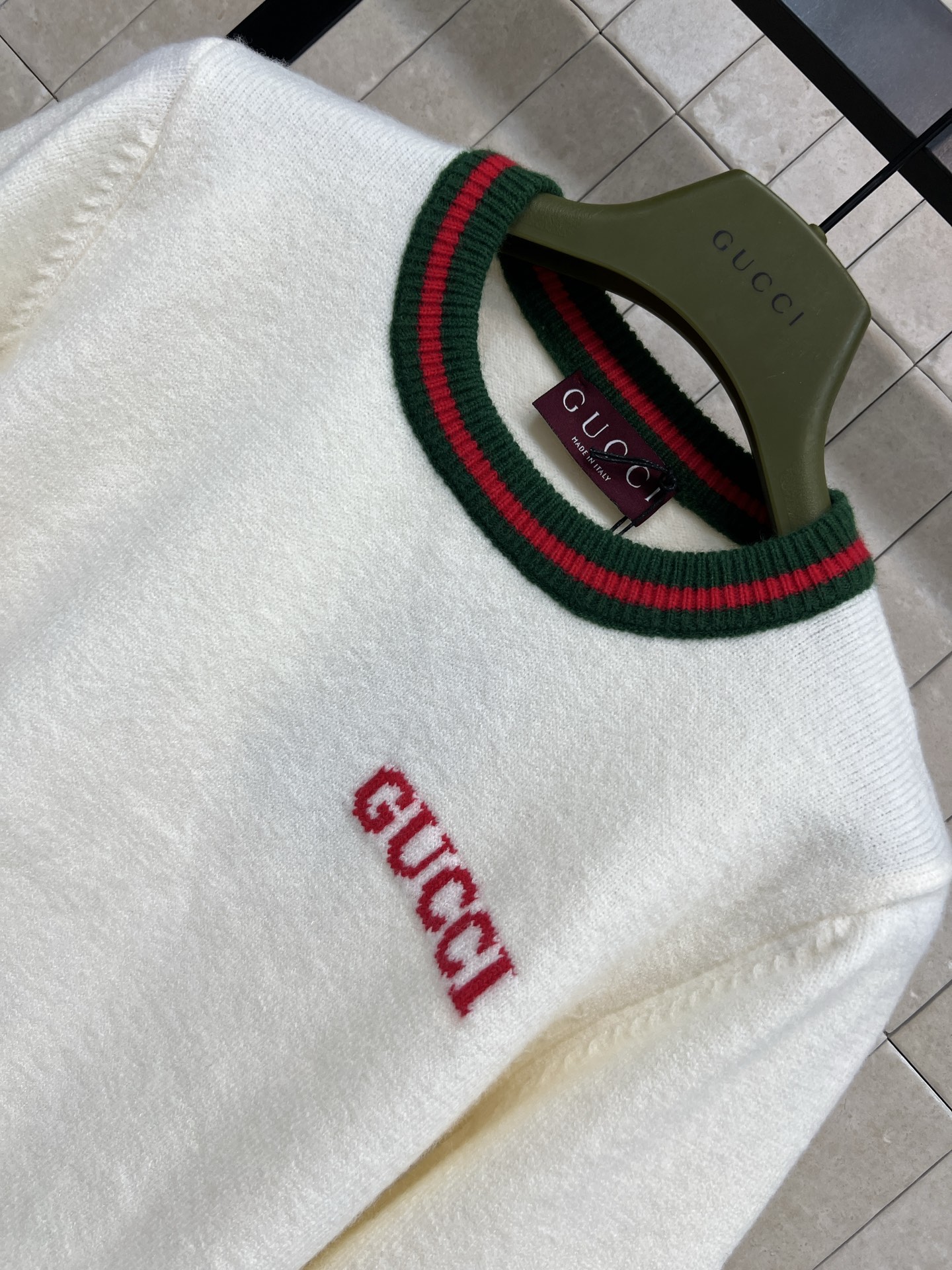 G家 25秋冬新款 圆领撞色logo针织长袖毛衣 正面刺绣徽标字母logo 经典螺纹圆领版型 撞色包边设