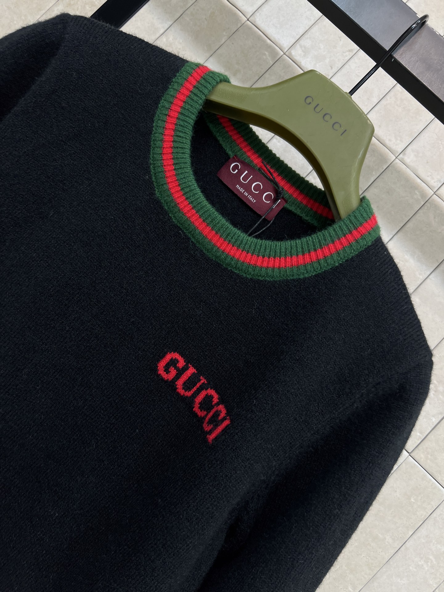 G家 25秋冬新款 圆领撞色logo针织长袖毛衣 正面刺绣徽标字母logo 经典螺纹圆领版型 撞色包边设