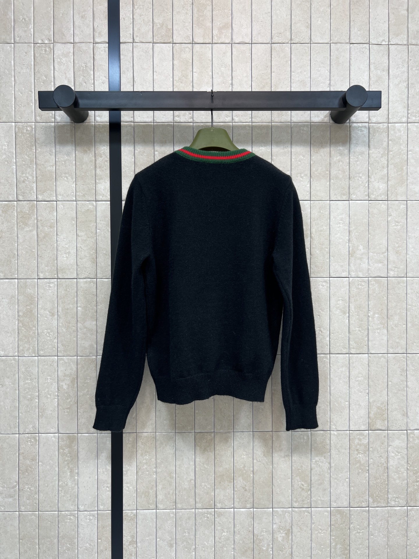 G家 25秋冬新款 圆领撞色logo针织长袖毛衣 正面刺绣徽标字母logo 经典螺纹圆领版型 撞色包边设