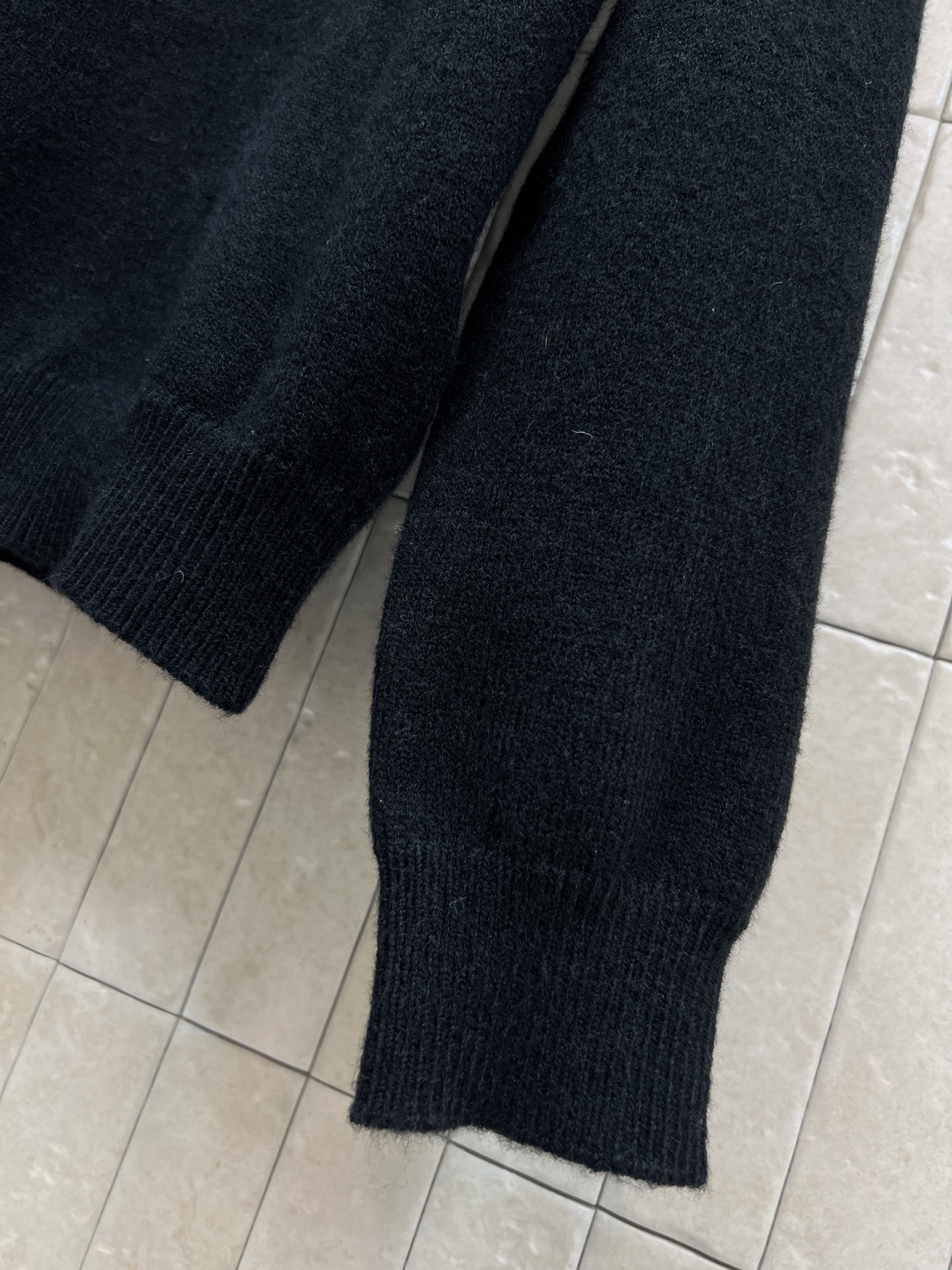 G家 25秋冬新款 圆领撞色logo针织长袖毛衣 正面刺绣徽标字母logo 经典螺纹圆领版型 撞色包边设