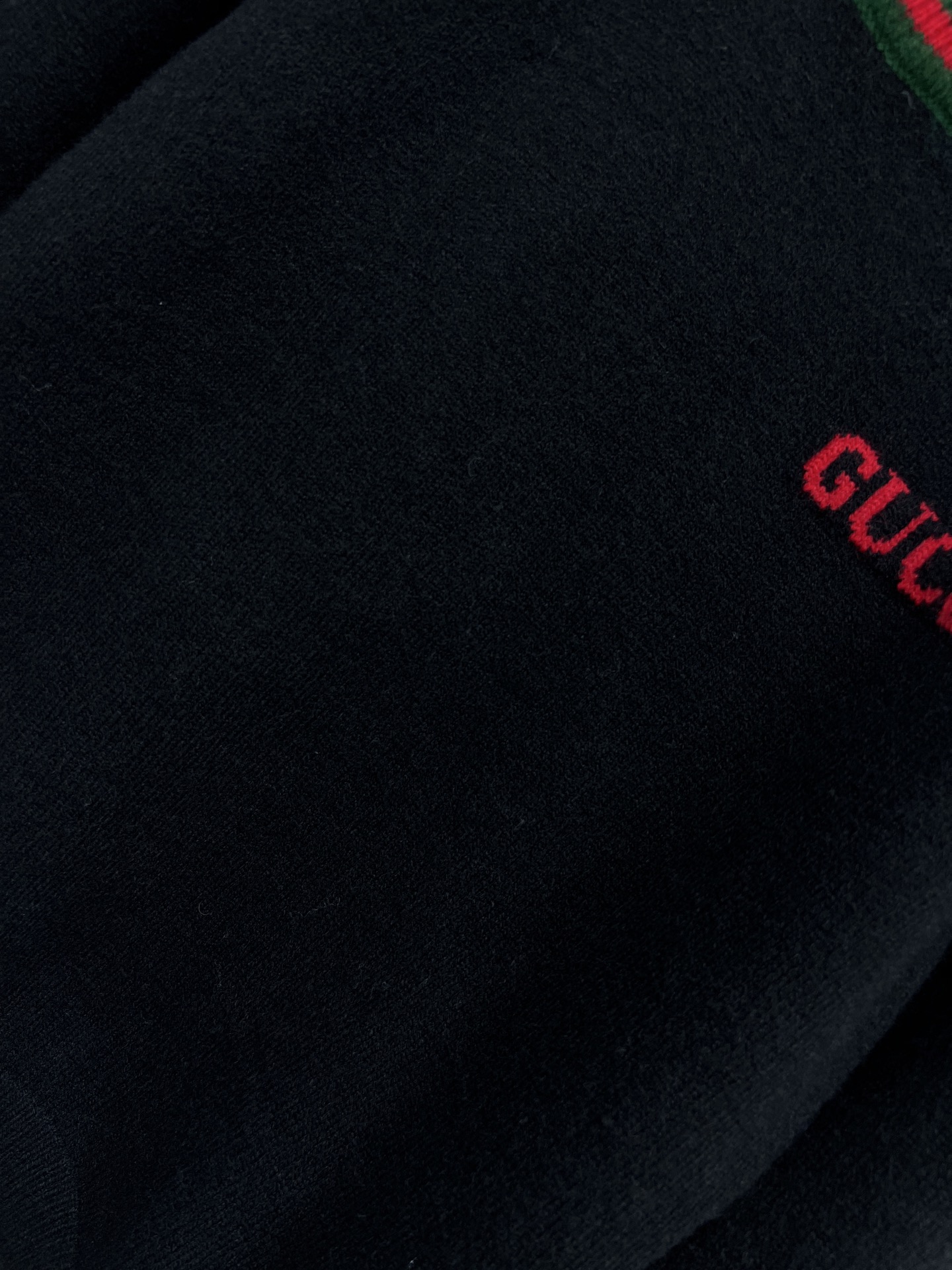 G家 25秋冬新款 圆领撞色logo针织长袖毛衣 正面刺绣徽标字母logo 经典螺纹圆领版型 撞色包边设