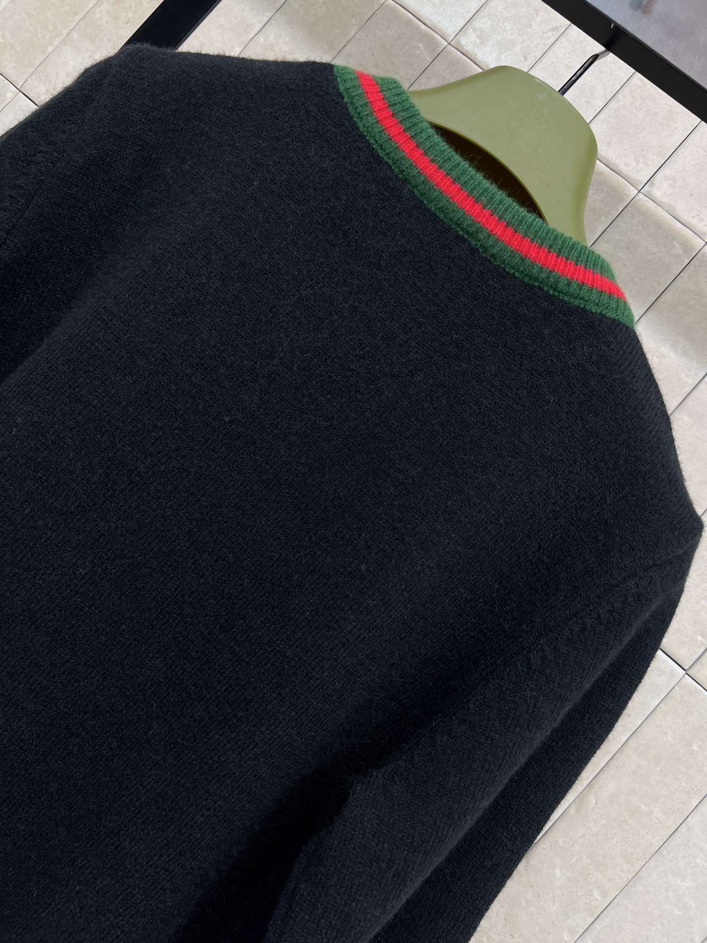 G家 25秋冬新款 圆领撞色logo针织长袖毛衣 正面刺绣徽标字母logo 经典螺纹圆领版型 撞色包边设