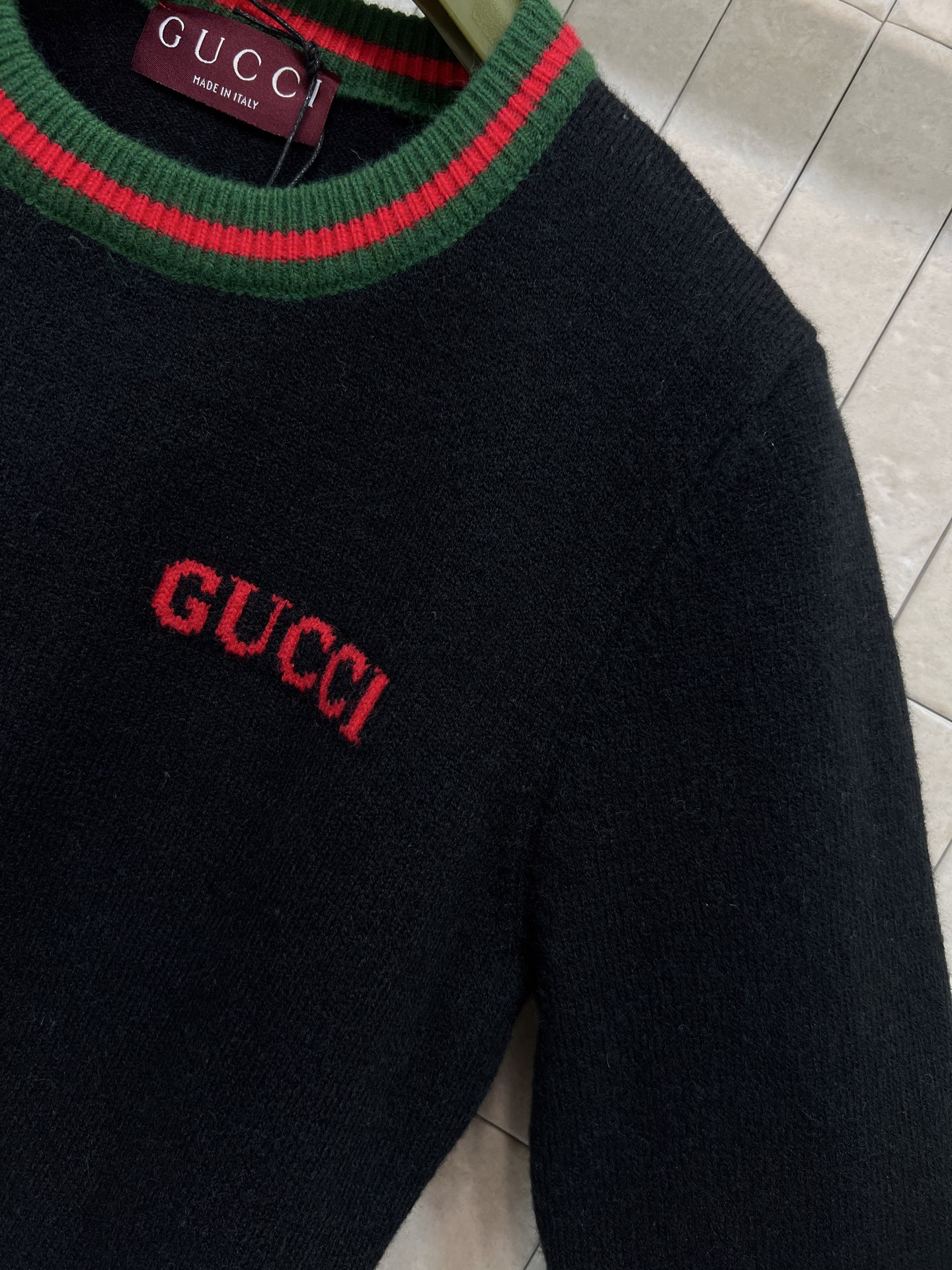 G家 25秋冬新款 圆领撞色logo针织长袖毛衣 正面刺绣徽标字母logo 经典螺纹圆领版型 撞色包边设