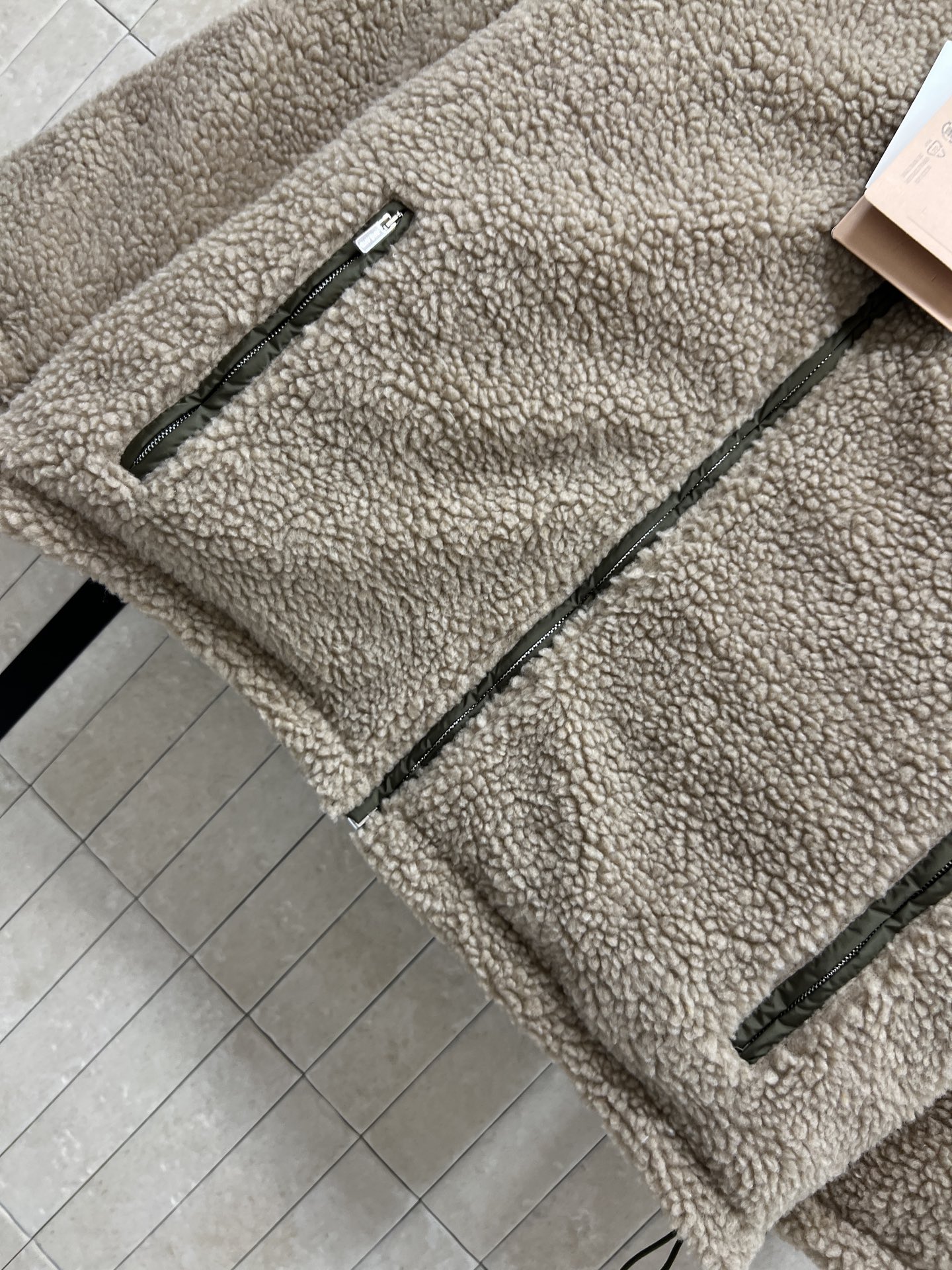 MIU 家 25秋冬新款 羊羔毛连帽羽绒服 外层羊羔毛+内里国标90白鹅绒填充 保暖力满分！灵活百搭 男