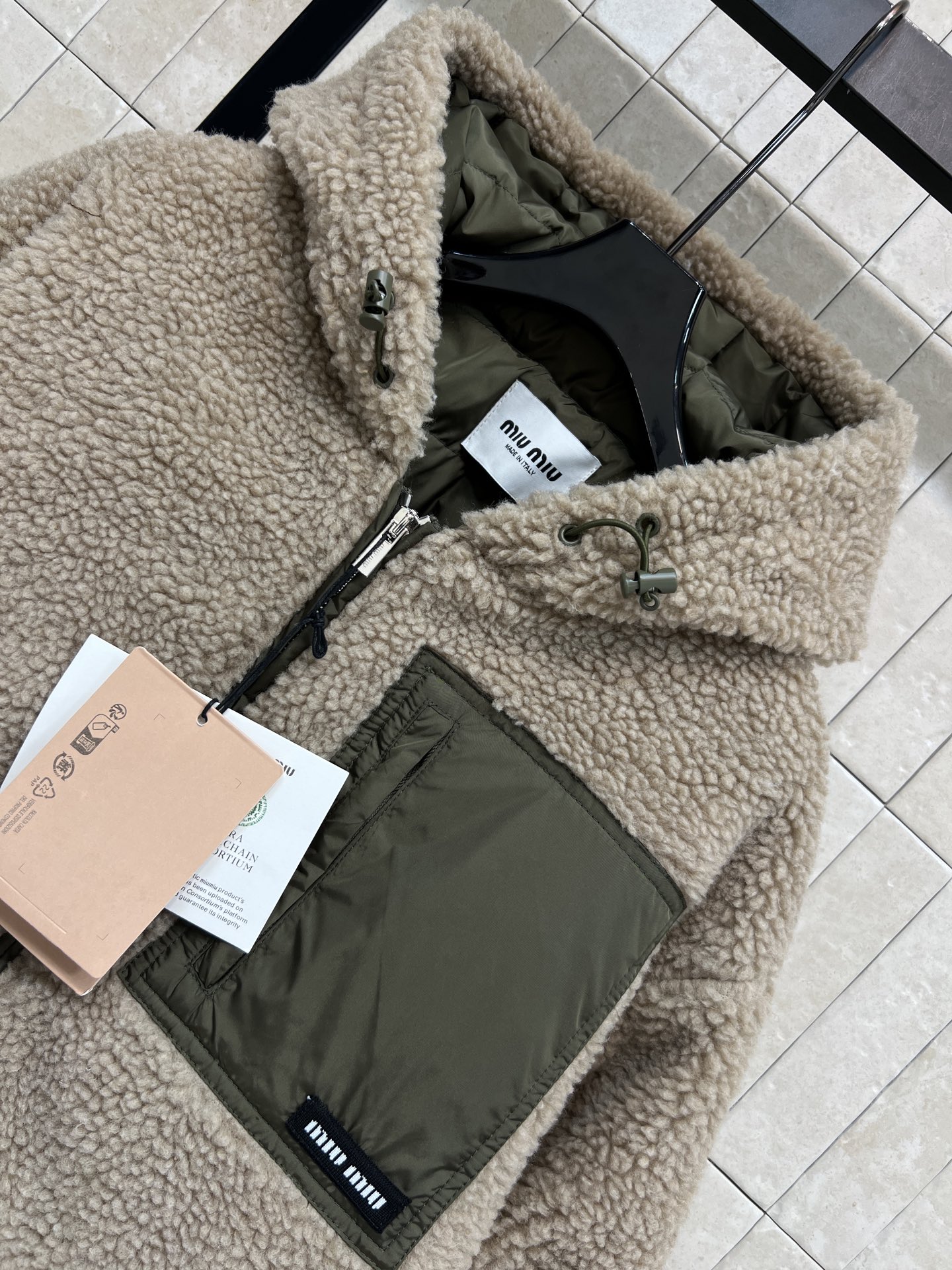 MIU 家 25秋冬新款 羊羔毛连帽羽绒服 外层羊羔毛+内里国标90白鹅绒填充 保暖力满分！灵活百搭 男