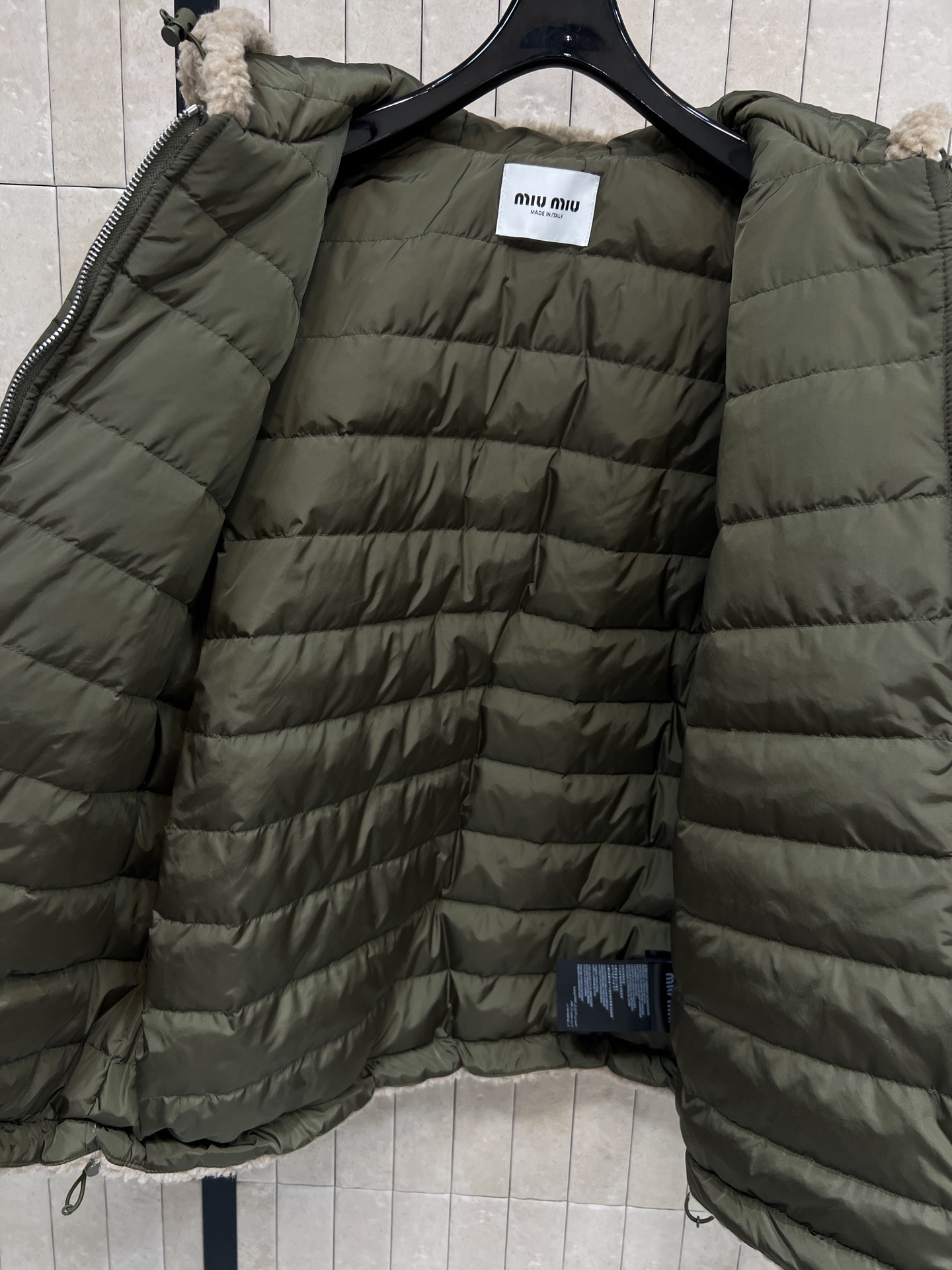 MIU 家 25秋冬新款 羊羔毛连帽羽绒服 外层羊羔毛+内里国标90白鹅绒填充 保暖力满分！灵活百搭 男