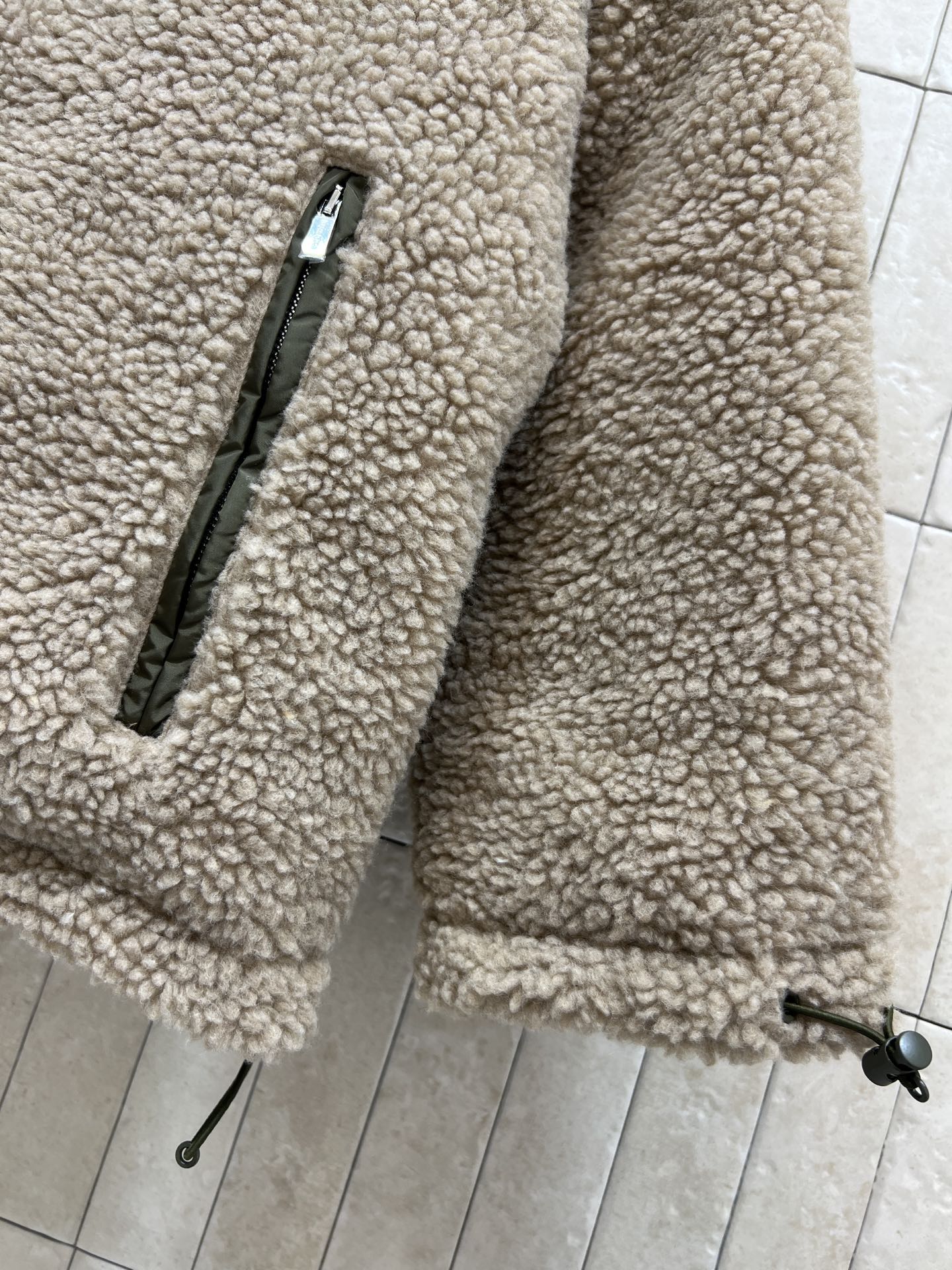 MIU 家 25秋冬新款 羊羔毛连帽羽绒服 外层羊羔毛+内里国标90白鹅绒填充 保暖力满分！灵活百搭 男