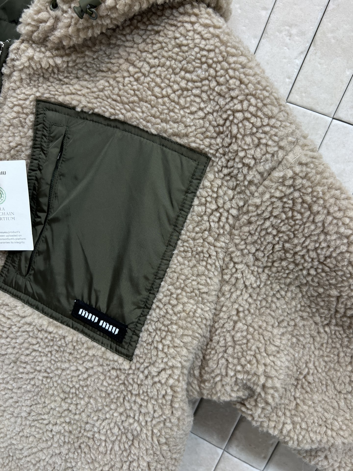 MIU 家 25秋冬新款 羊羔毛连帽羽绒服 外层羊羔毛+内里国标90白鹅绒填充 保暖力满分！灵活百搭 男