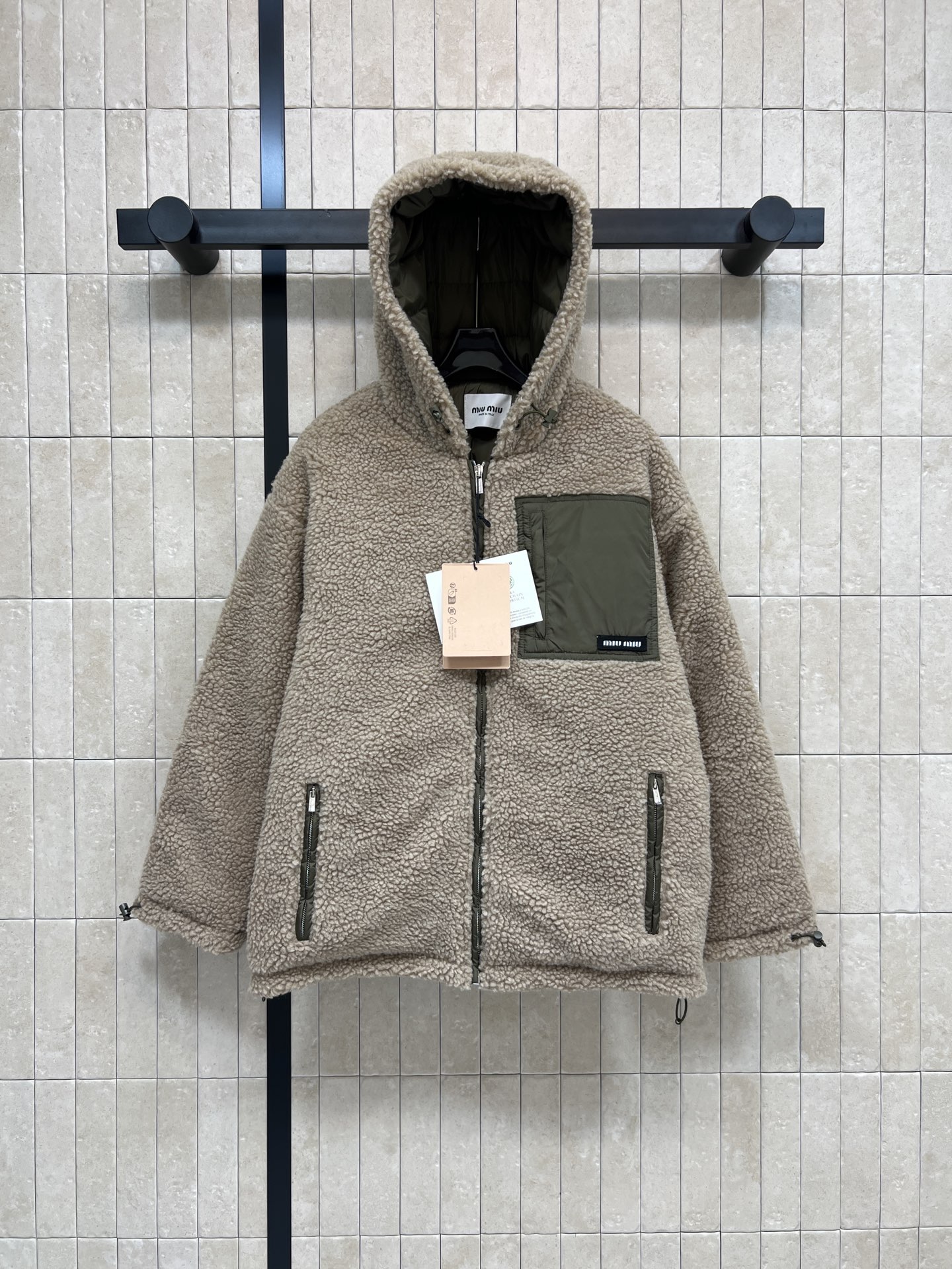 MIU 家 25秋冬新款 羊羔毛连帽羽绒服 外层羊羔毛+内里国标90白鹅绒填充 保暖力满分！灵活百搭 男