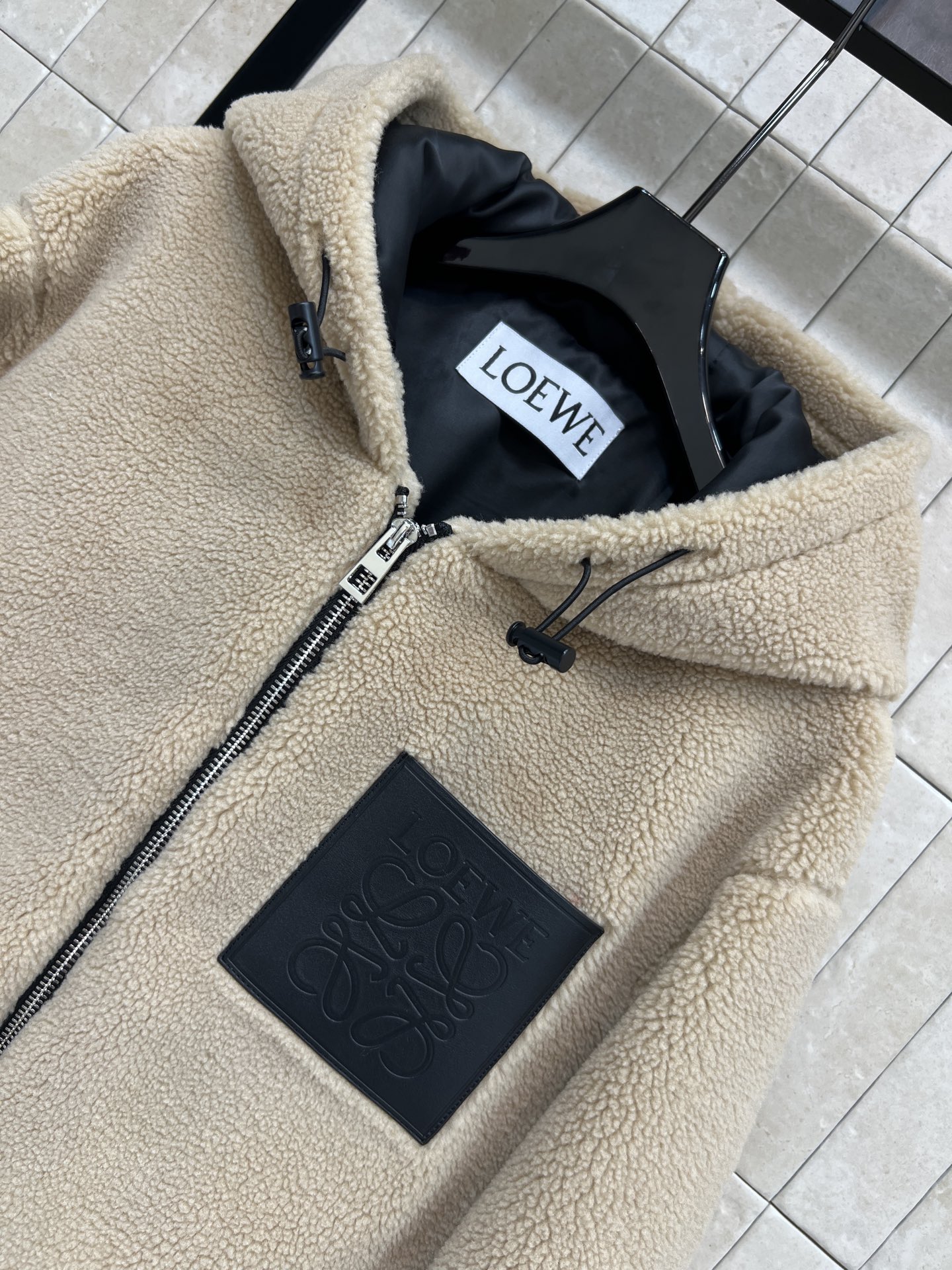 LW家 25秋冬新款 泰迪羊羔毛连帽外套 秋冬必备 太萌了小慵懒范儿 超级减龄 连帽宽松版型 胸前字母皮