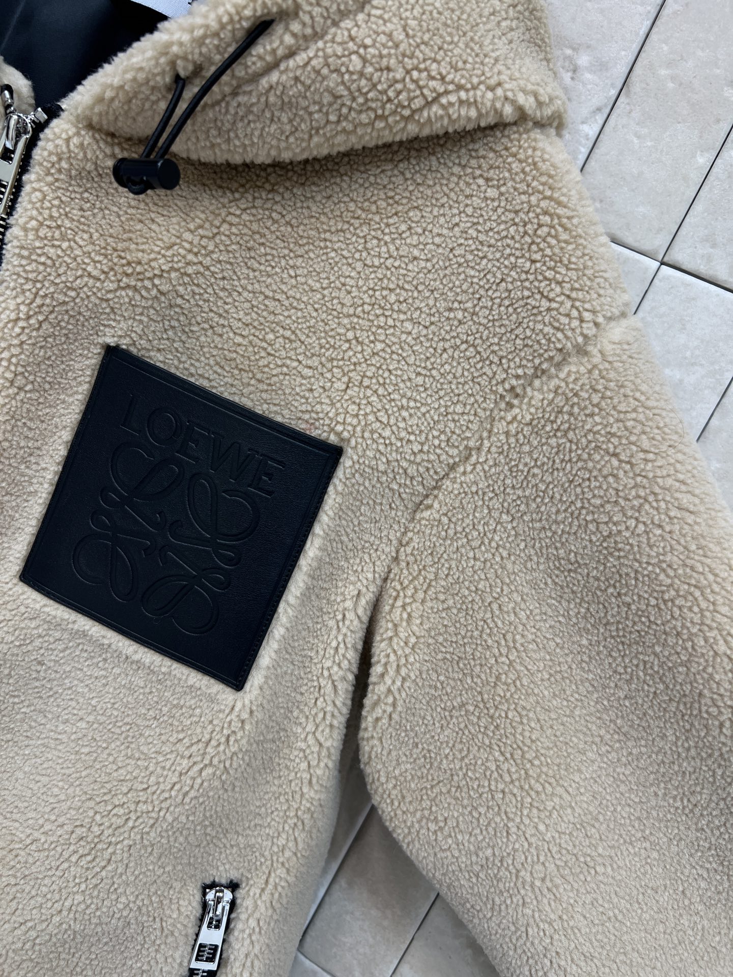 LW家 25秋冬新款 泰迪羊羔毛连帽外套 秋冬必备 太萌了小慵懒范儿 超级减龄 连帽宽松版型 胸前字母皮