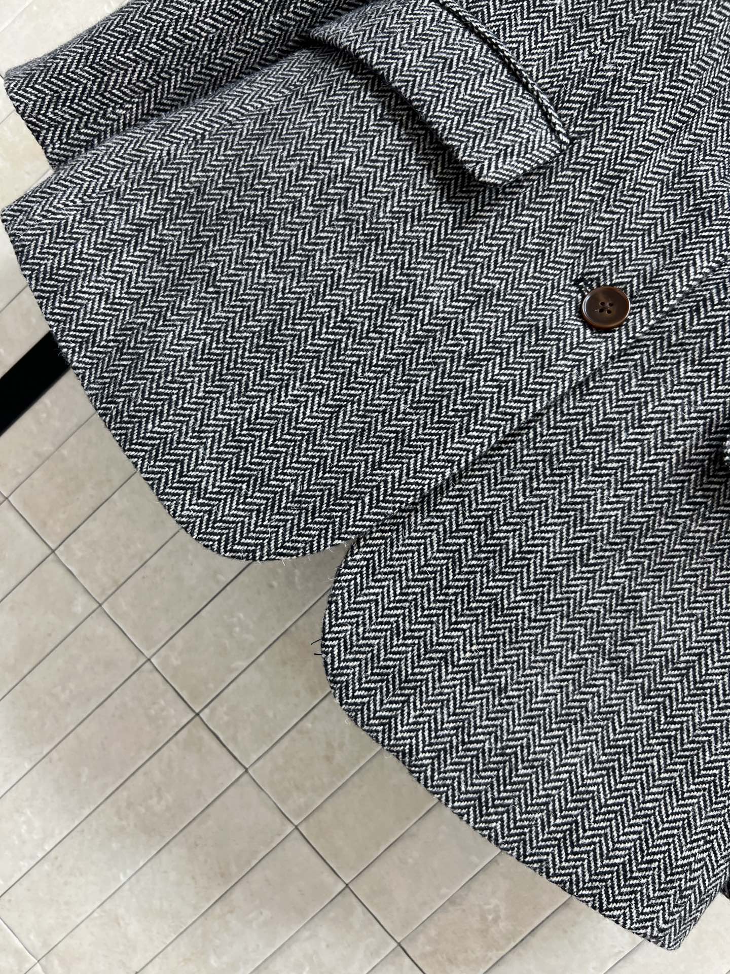 PD家 25秋冬新款 灰色人字纹毛呢西装外套 高级中性灰色调 皮革拼接翻驳领设计让整体更优雅全 版型挺括