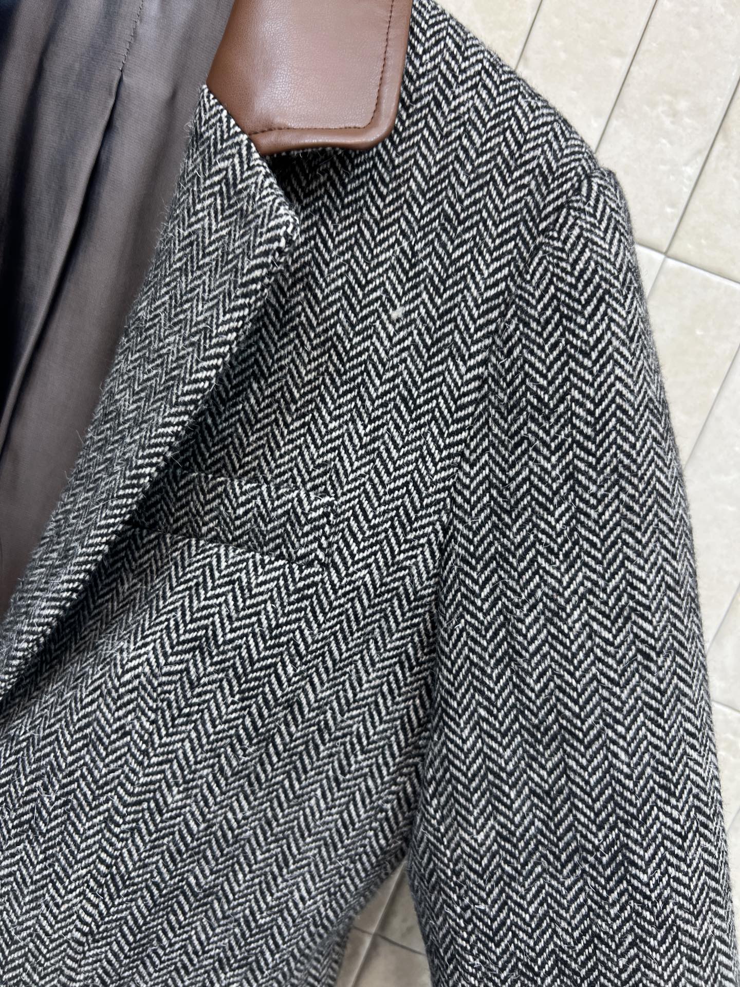 PD家 25秋冬新款 灰色人字纹毛呢西装外套 高级中性灰色调 皮革拼接翻驳领设计让整体更优雅全 版型挺括