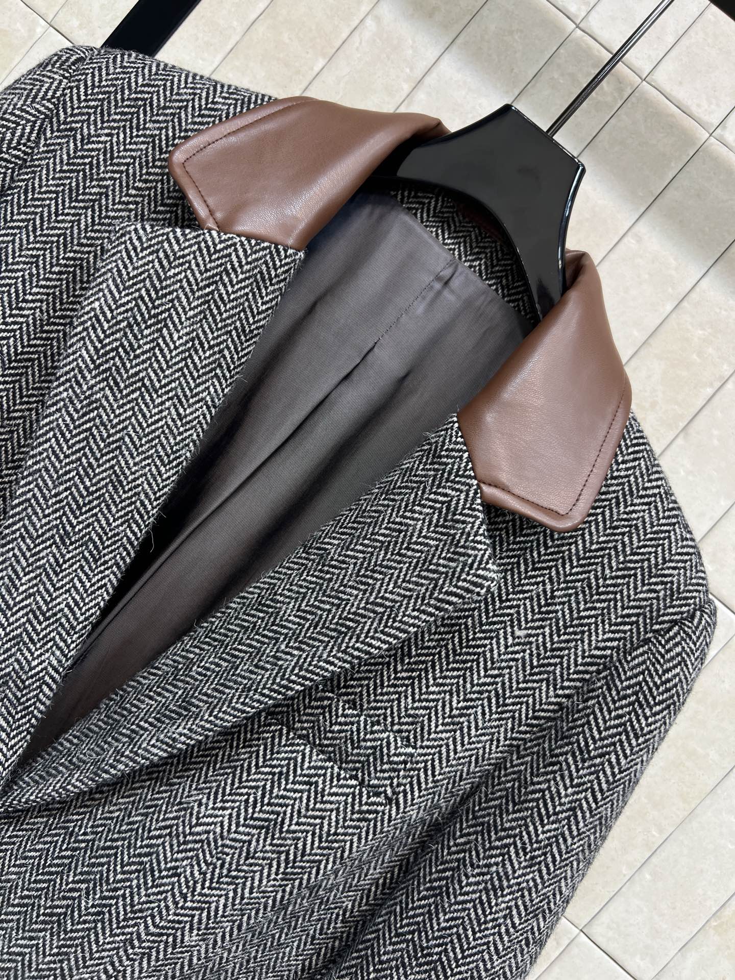 PD家 25秋冬新款 灰色人字纹毛呢西装外套 高级中性灰色调 皮革拼接翻驳领设计让整体更优雅全 版型挺括