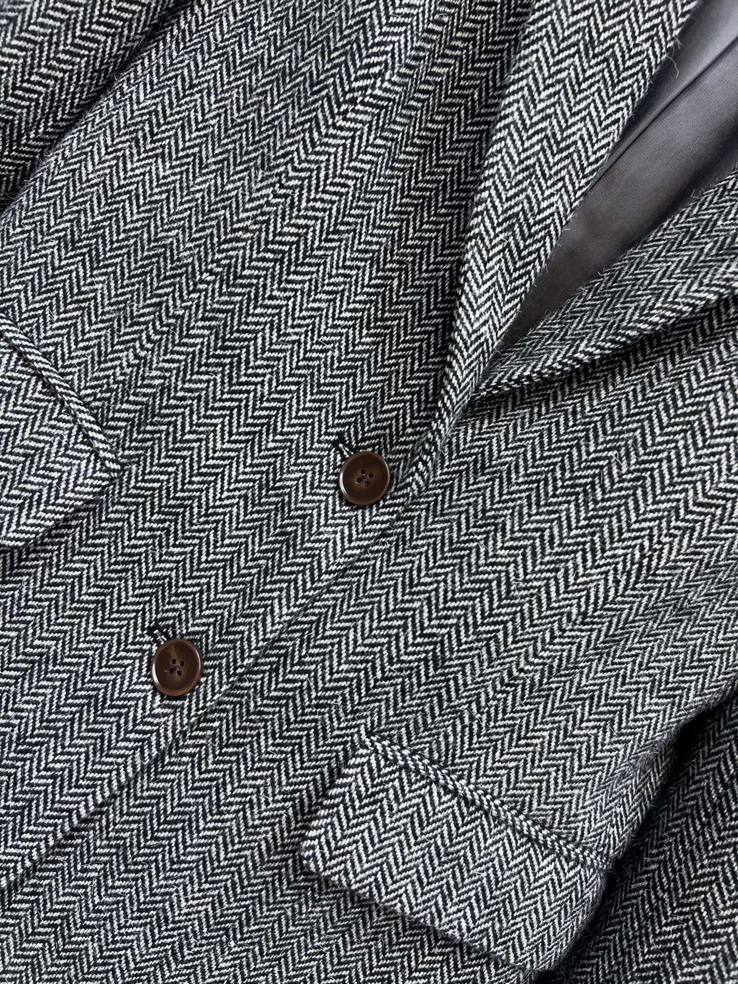 PD家 25秋冬新款 灰色人字纹毛呢西装外套 高级中性灰色调 皮革拼接翻驳领设计让整体更优雅全 版型挺括