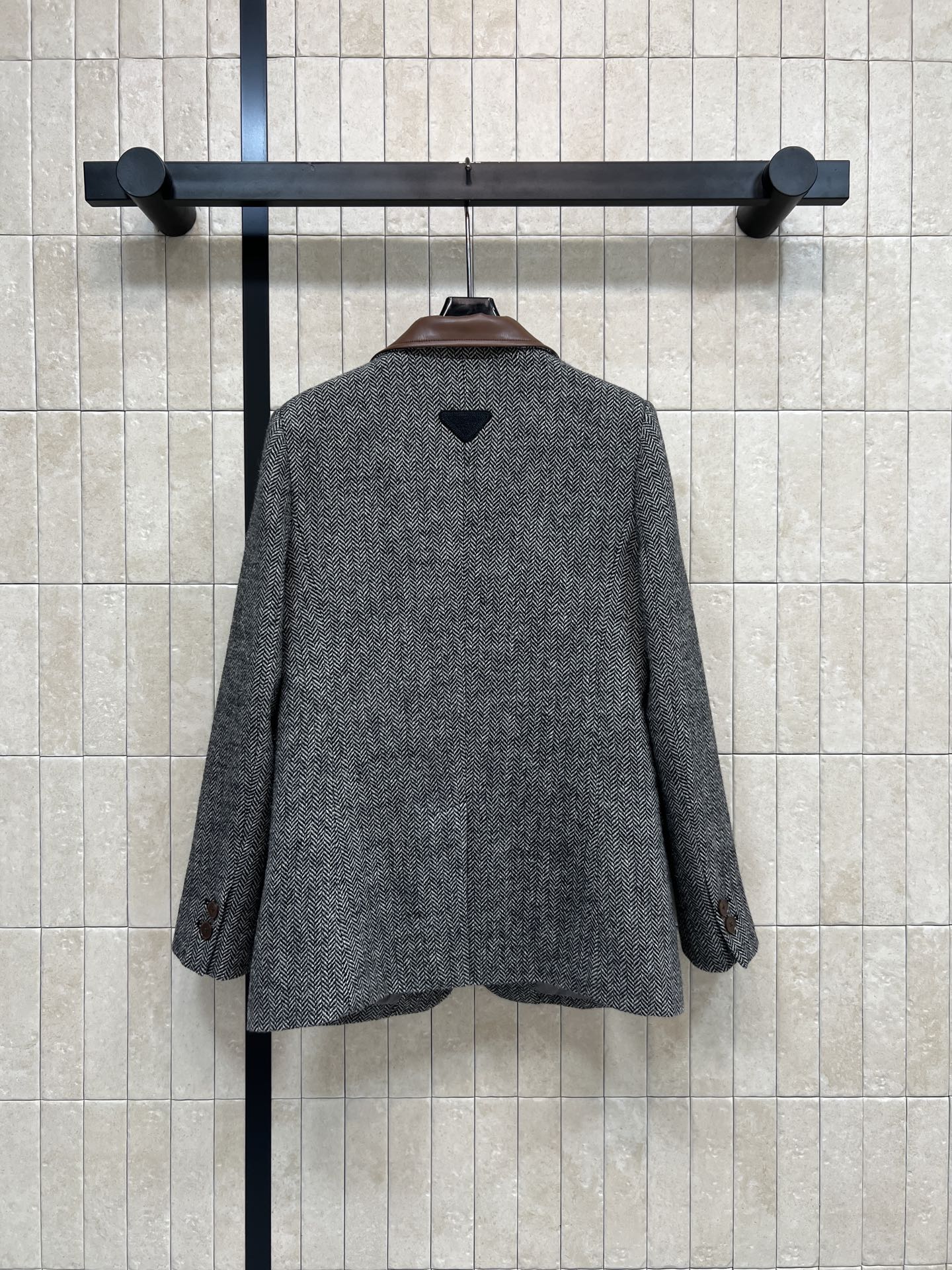 PD家 25秋冬新款 灰色人字纹毛呢西装外套 高级中性灰色调 皮革拼接翻驳领设计让整体更优雅全 版型挺括