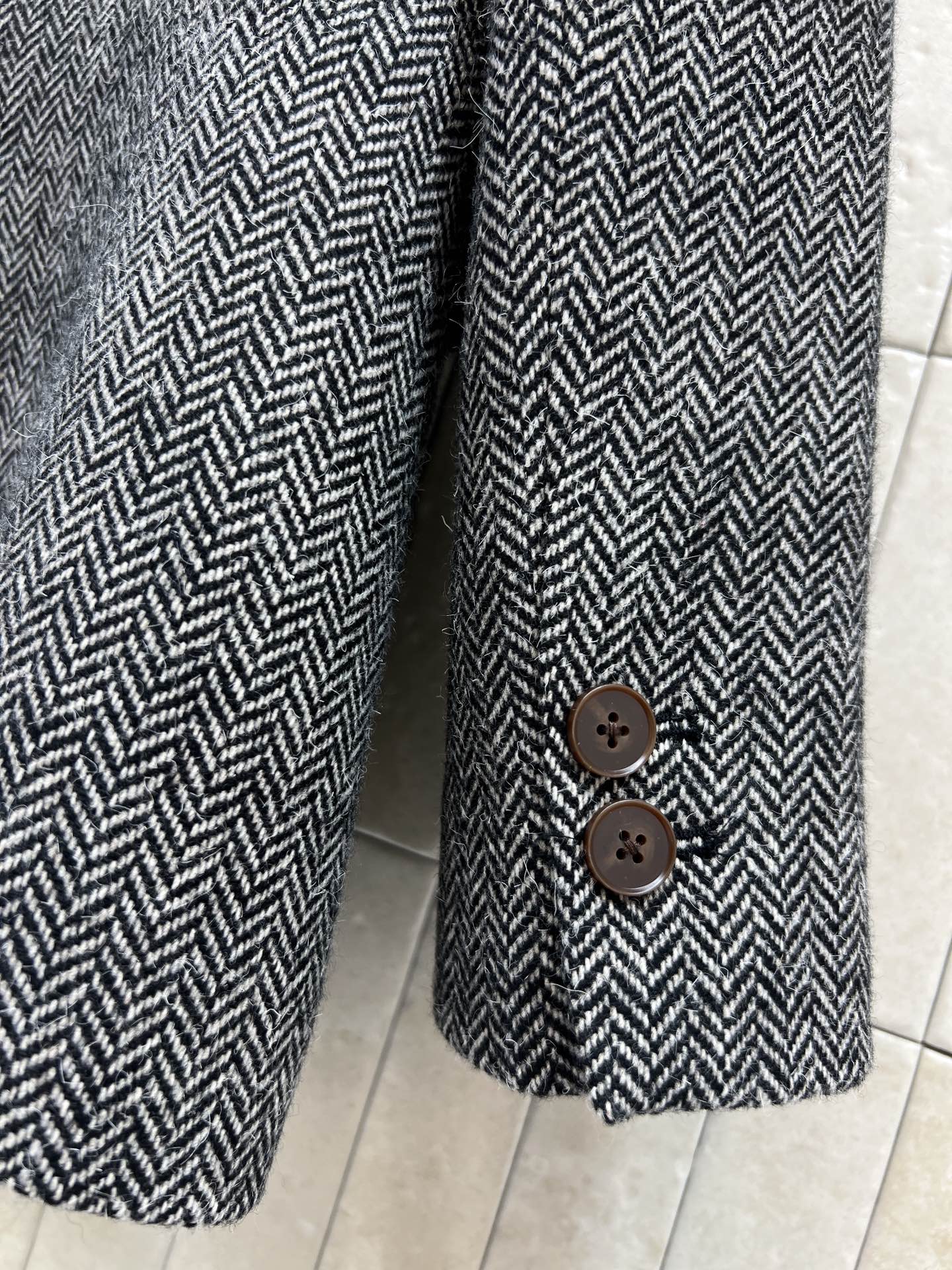 PD家 25秋冬新款 灰色人字纹毛呢西装外套 高级中性灰色调 皮革拼接翻驳领设计让整体更优雅全 版型挺括