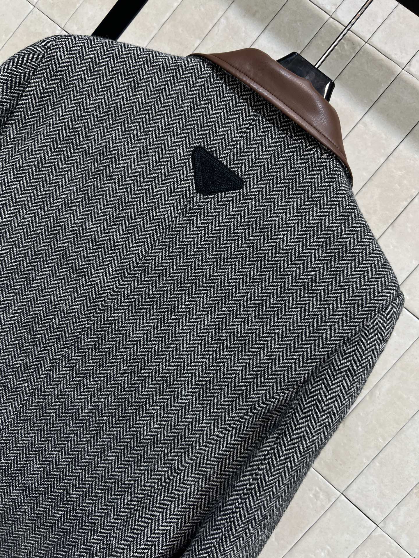 PD家 25秋冬新款 灰色人字纹毛呢西装外套 高级中性灰色调 皮革拼接翻驳领设计让整体更优雅全 版型挺括