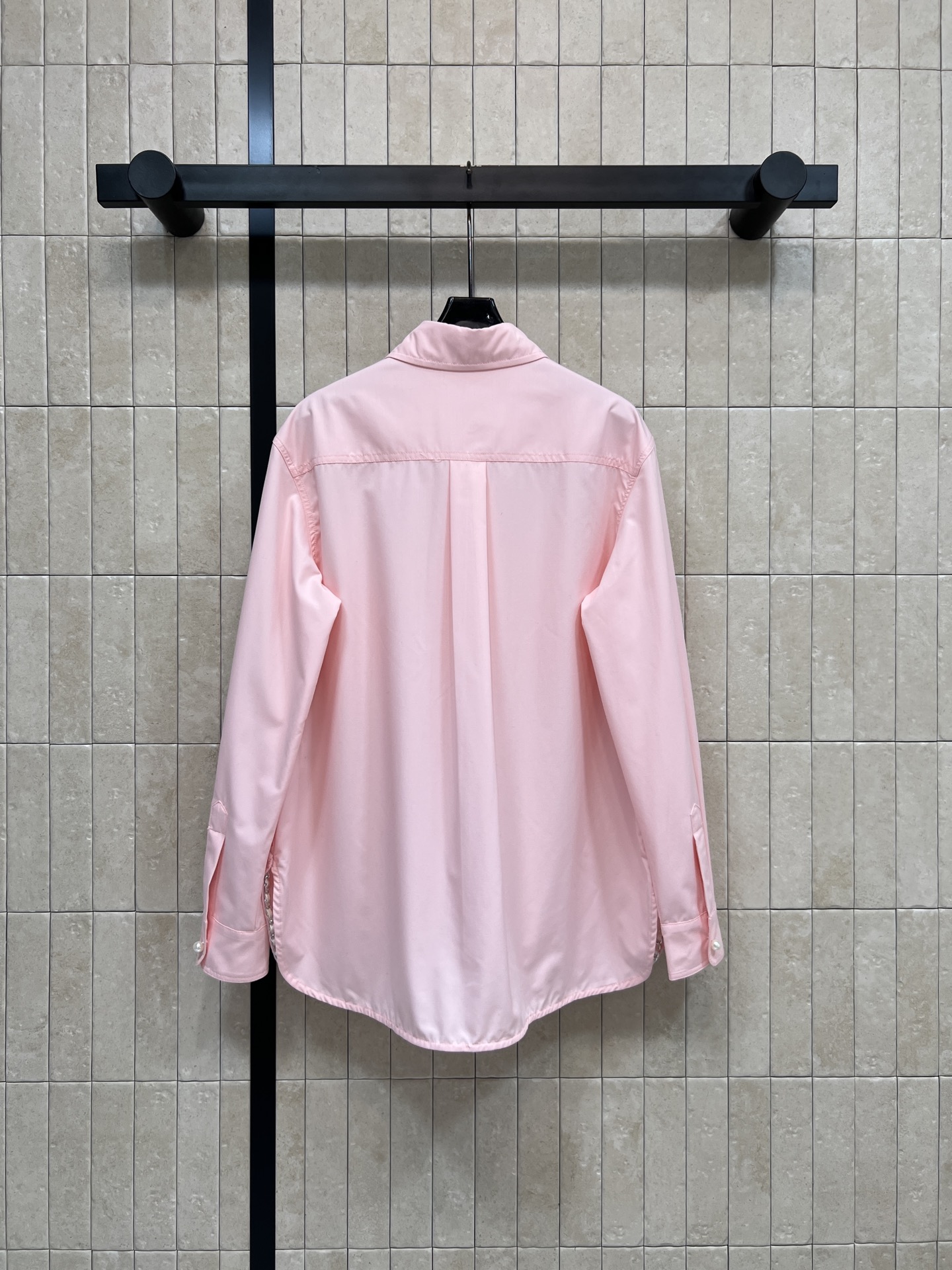 25秋冬新款 粉色翻领衬衫 选用高品质棉料 柔软舒适 翻领单排扣+珍珠扣装饰 细节满分！简约又高级 经典