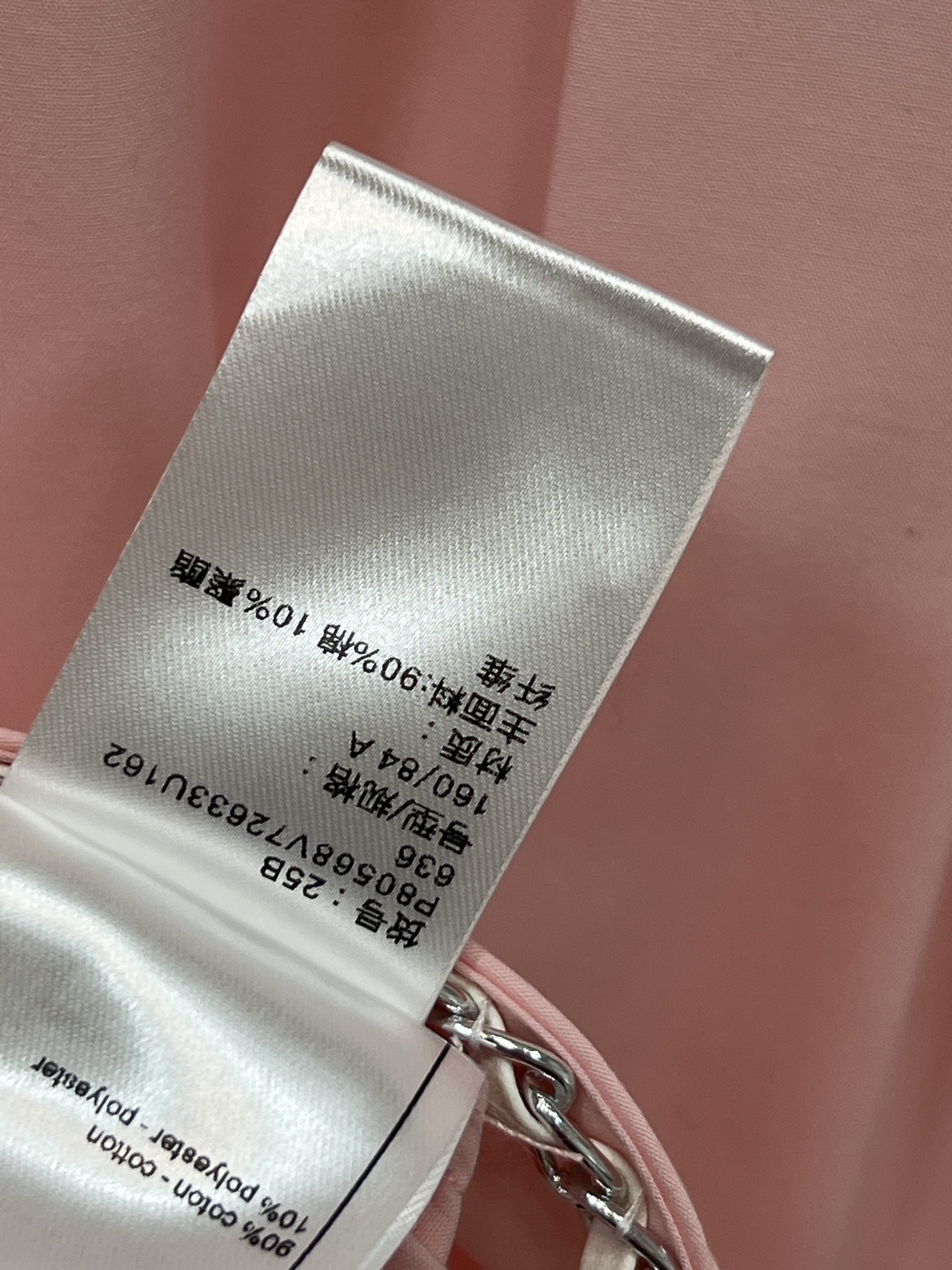 25秋冬新款 粉色翻领衬衫 选用高品质棉料 柔软舒适 翻领单排扣+珍珠扣装饰 细节满分！简约又高级 经典