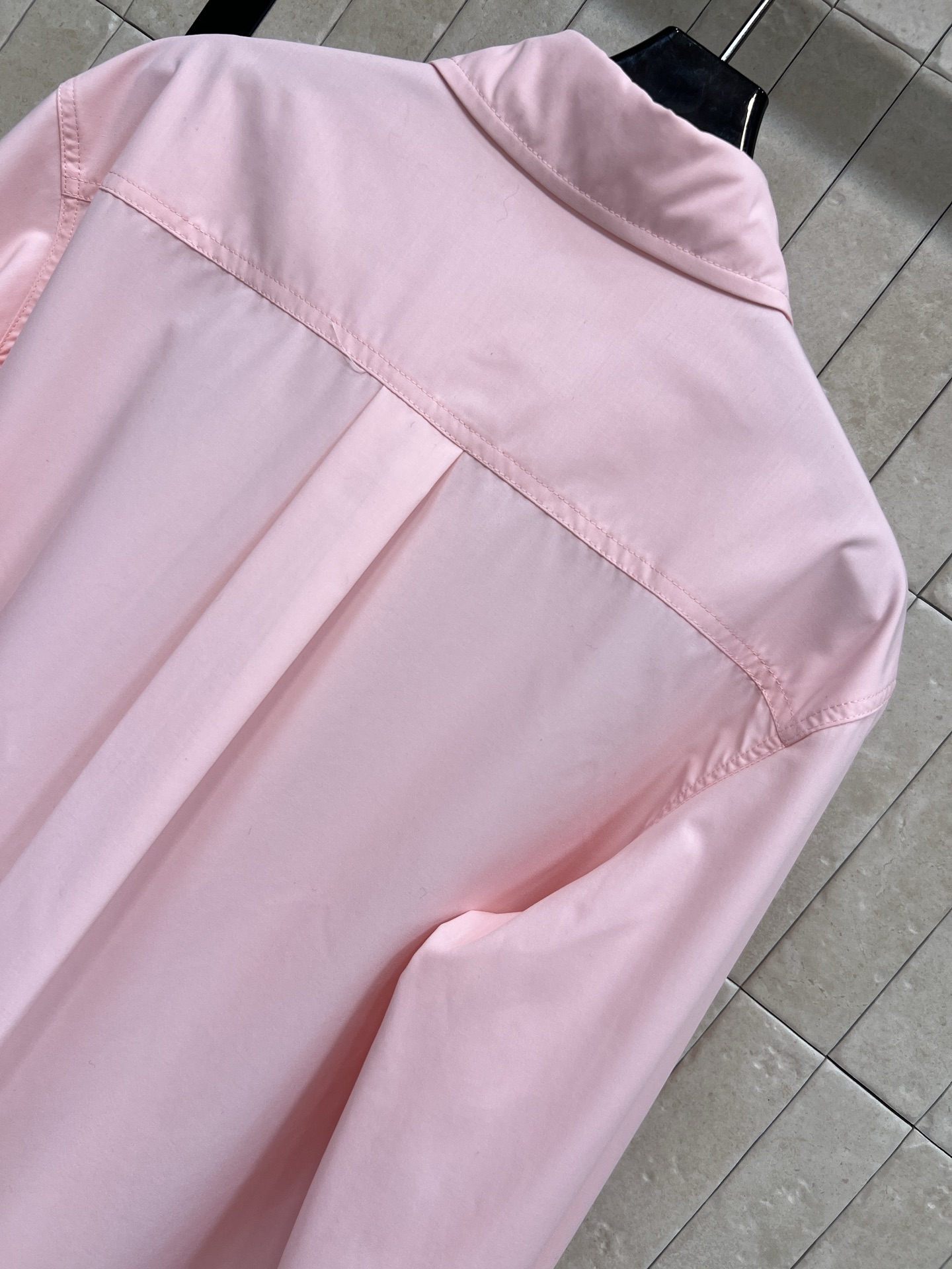 25秋冬新款 粉色翻领衬衫 选用高品质棉料 柔软舒适 翻领单排扣+珍珠扣装饰 细节满分！简约又高级 经典