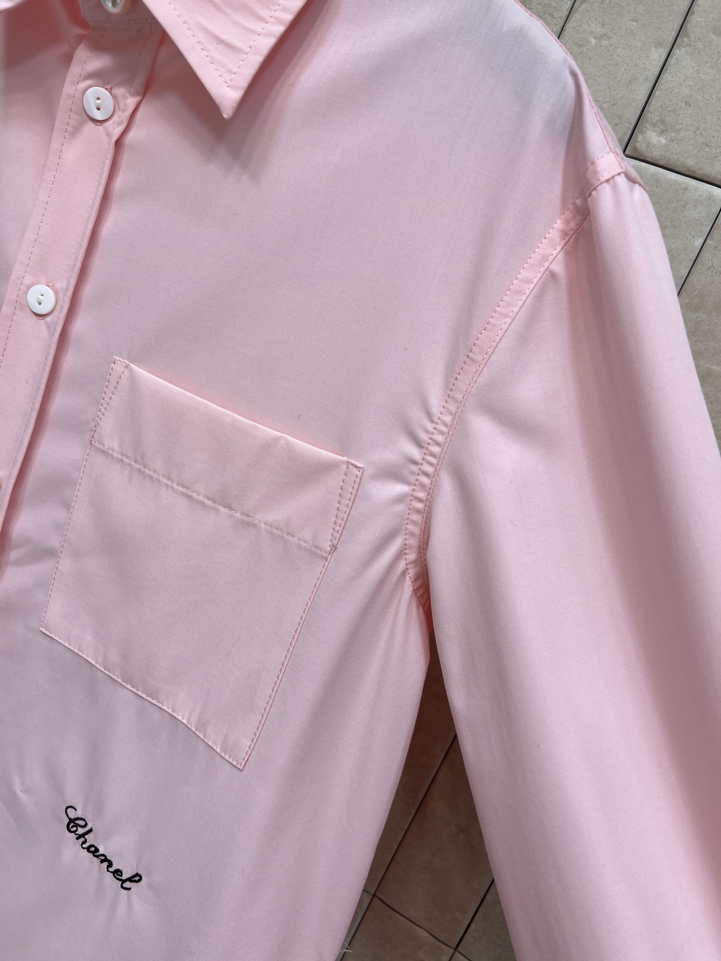 25秋冬新款 粉色翻领衬衫 选用高品质棉料 柔软舒适 翻领单排扣+珍珠扣装饰 细节满分！简约又高级 经典