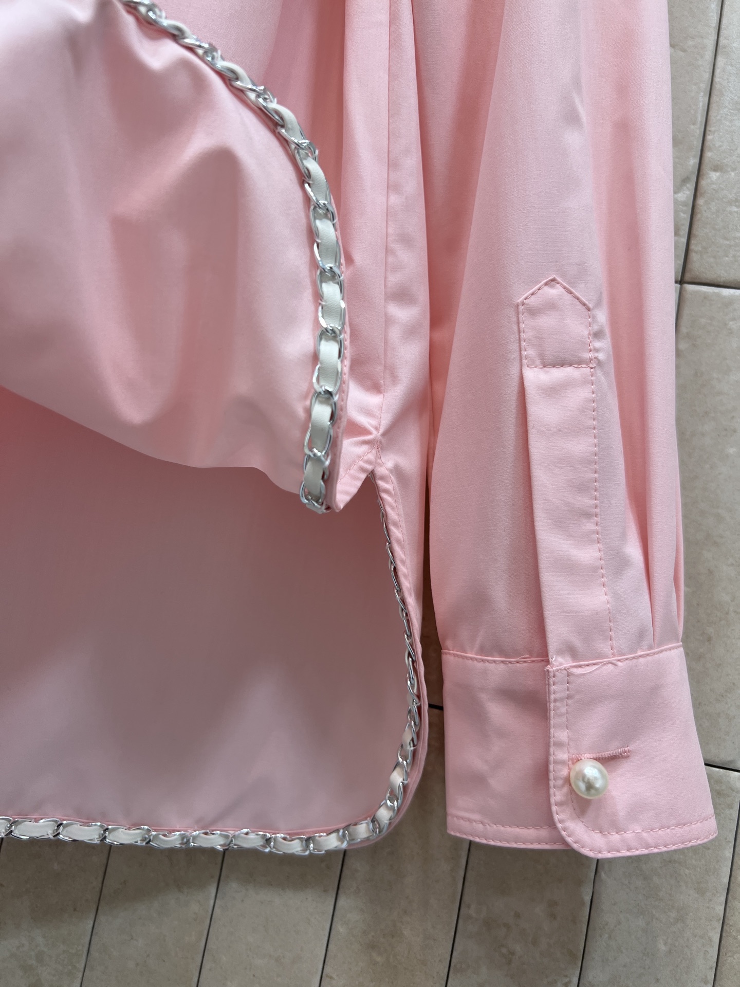 25秋冬新款 粉色翻领衬衫 选用高品质棉料 柔软舒适 翻领单排扣+珍珠扣装饰 细节满分！简约又高级 经典