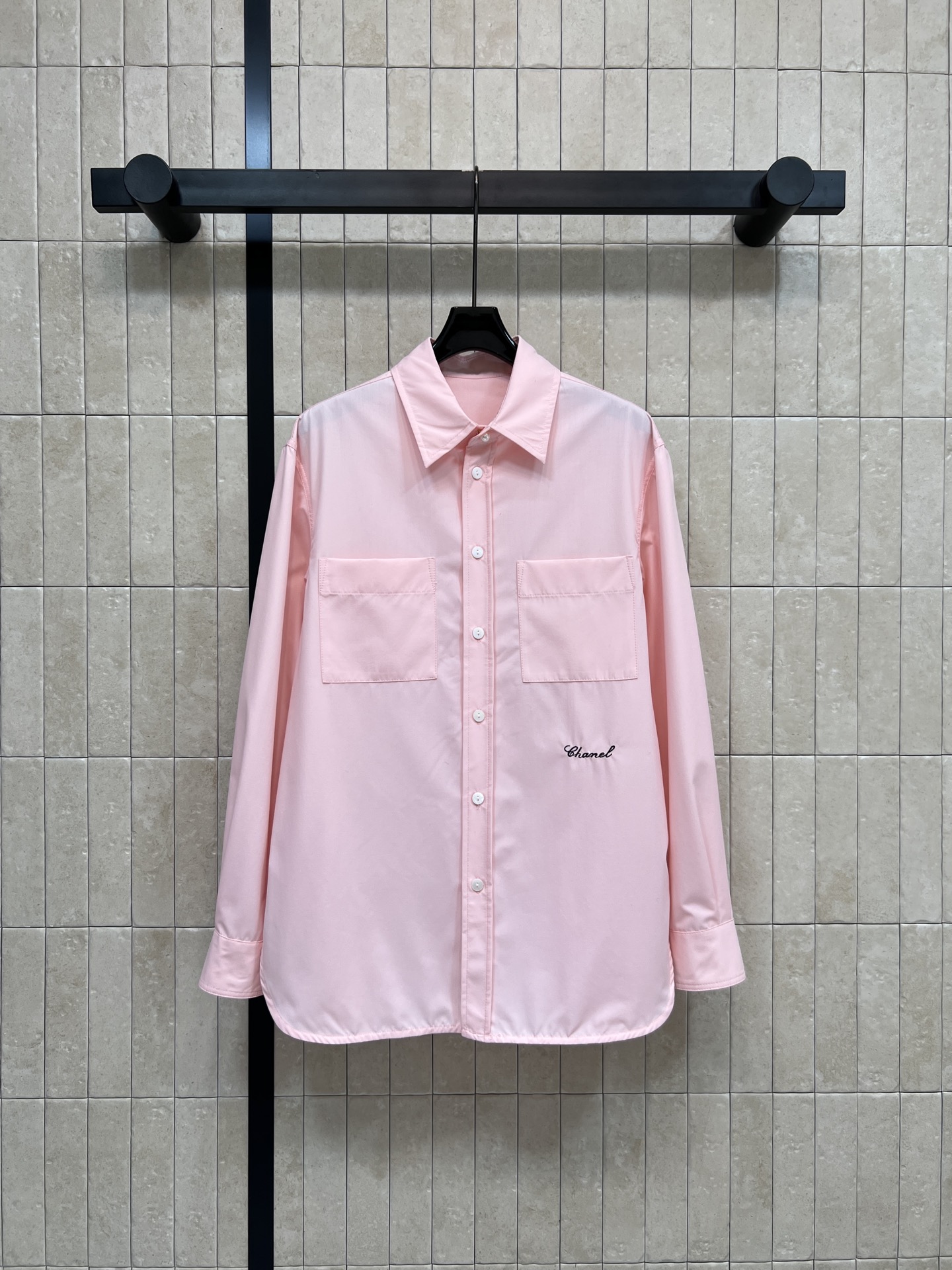 NO:591938,25 new autumn and winter pink lapel shirt, made of high-quality cotton, soft and comfortable, single-breasted lapel + pearl button decoration, perfect details!  Simple and high-end, classic logo embroidery embellishment, low-key to highlight the brand identity, loose tailoring, hardware chain decoration inside the hem, great to wear alone or layered, easy to manage for commuting and leisure ~ one color, three sizes, SML, shirts, alexander wang1986090925秋冬新款 粉色翻领衬衫 选用高品质棉料 柔软舒适 翻领单排扣+珍珠扣装饰 细节满分！简约又高级 经典logo刺绣点缀 低调彰显品牌身份 剪裁宽松 衣摆里面五金链条装饰 单穿或叠搭都很出彩 通勤休闲都能轻松驾驭~一色三码SML,,shirts,alexander wang,Women's clothing