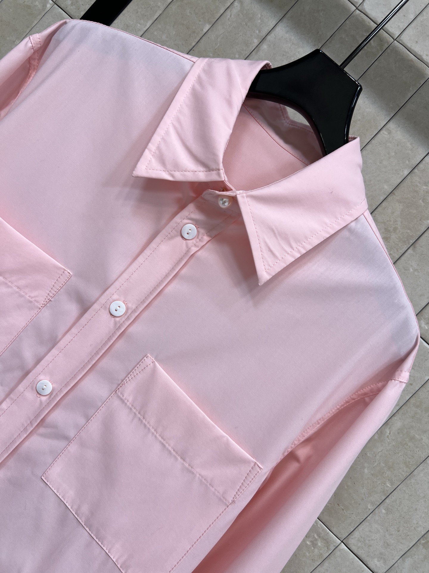 25秋冬新款 粉色翻领衬衫 选用高品质棉料 柔软舒适 翻领单排扣+珍珠扣装饰 细节满分！简约又高级 经典