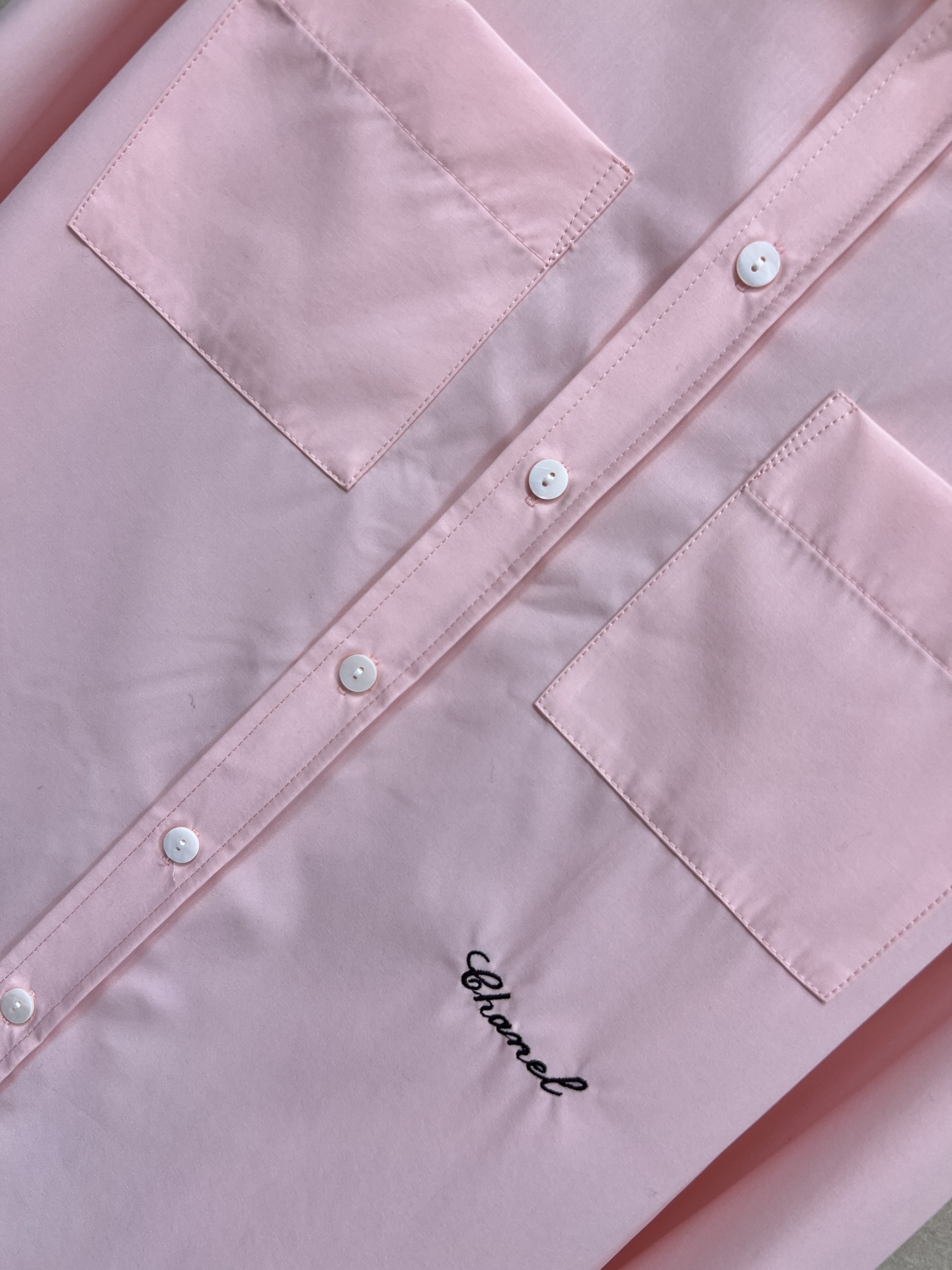 25秋冬新款 粉色翻领衬衫 选用高品质棉料 柔软舒适 翻领单排扣+珍珠扣装饰 细节满分！简约又高级 经典