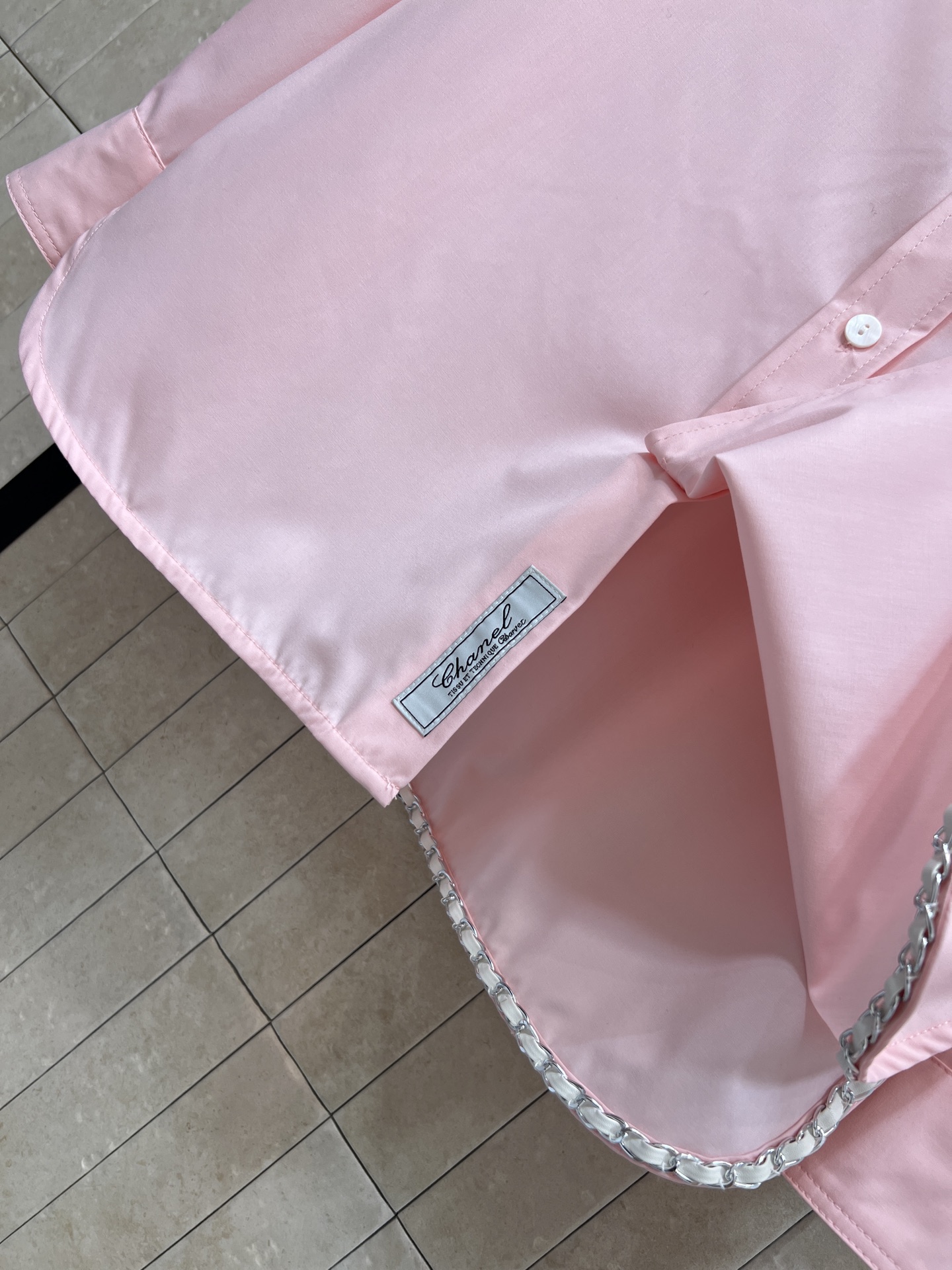 25秋冬新款 粉色翻领衬衫 选用高品质棉料 柔软舒适 翻领单排扣+珍珠扣装饰 细节满分！简约又高级 经典