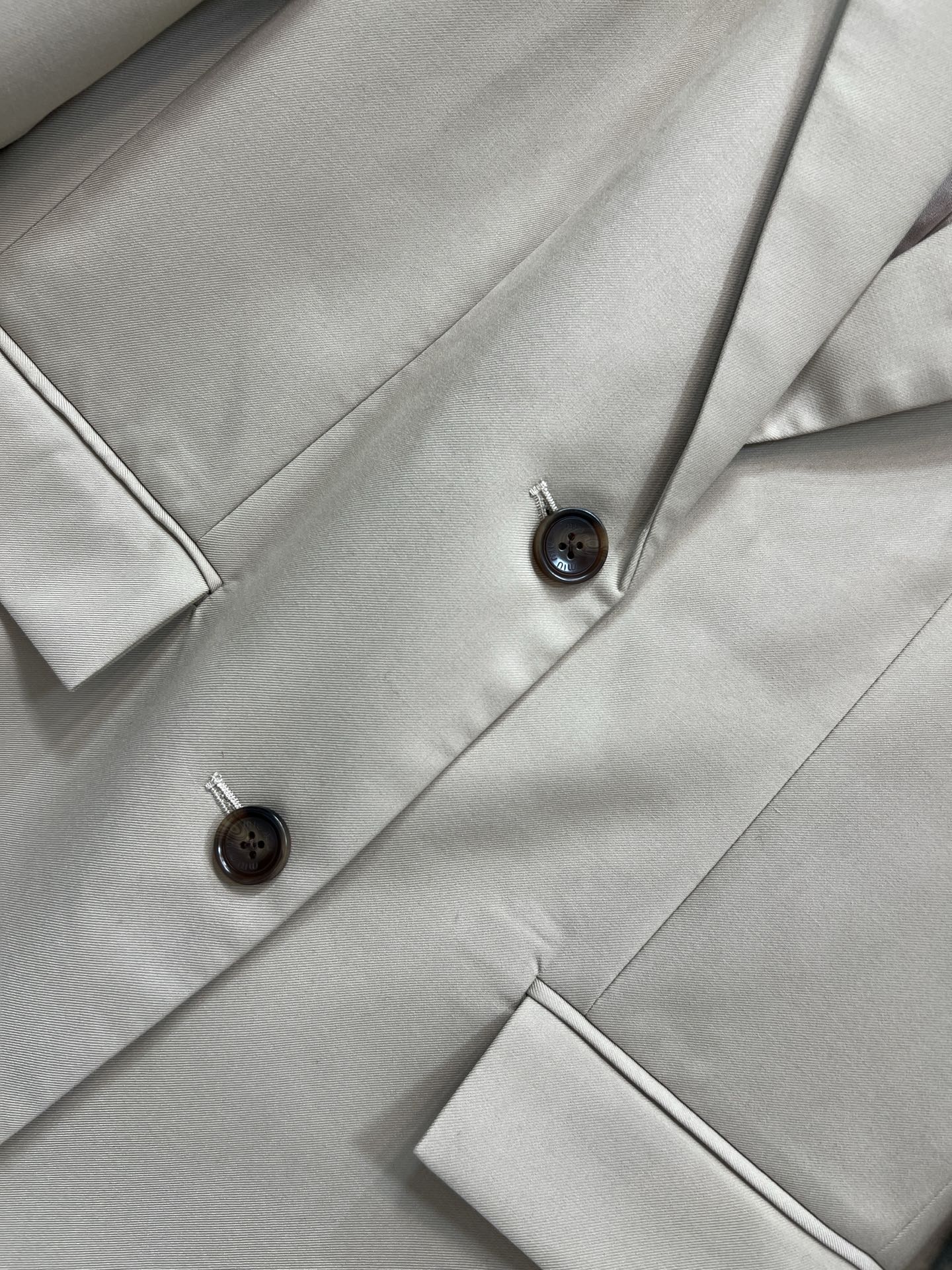 MIU家 25秋冬新款 假两件设计西装外套 采用独特拼接螺纹假两件设计 层次感满满！ 即有西装干练范又有