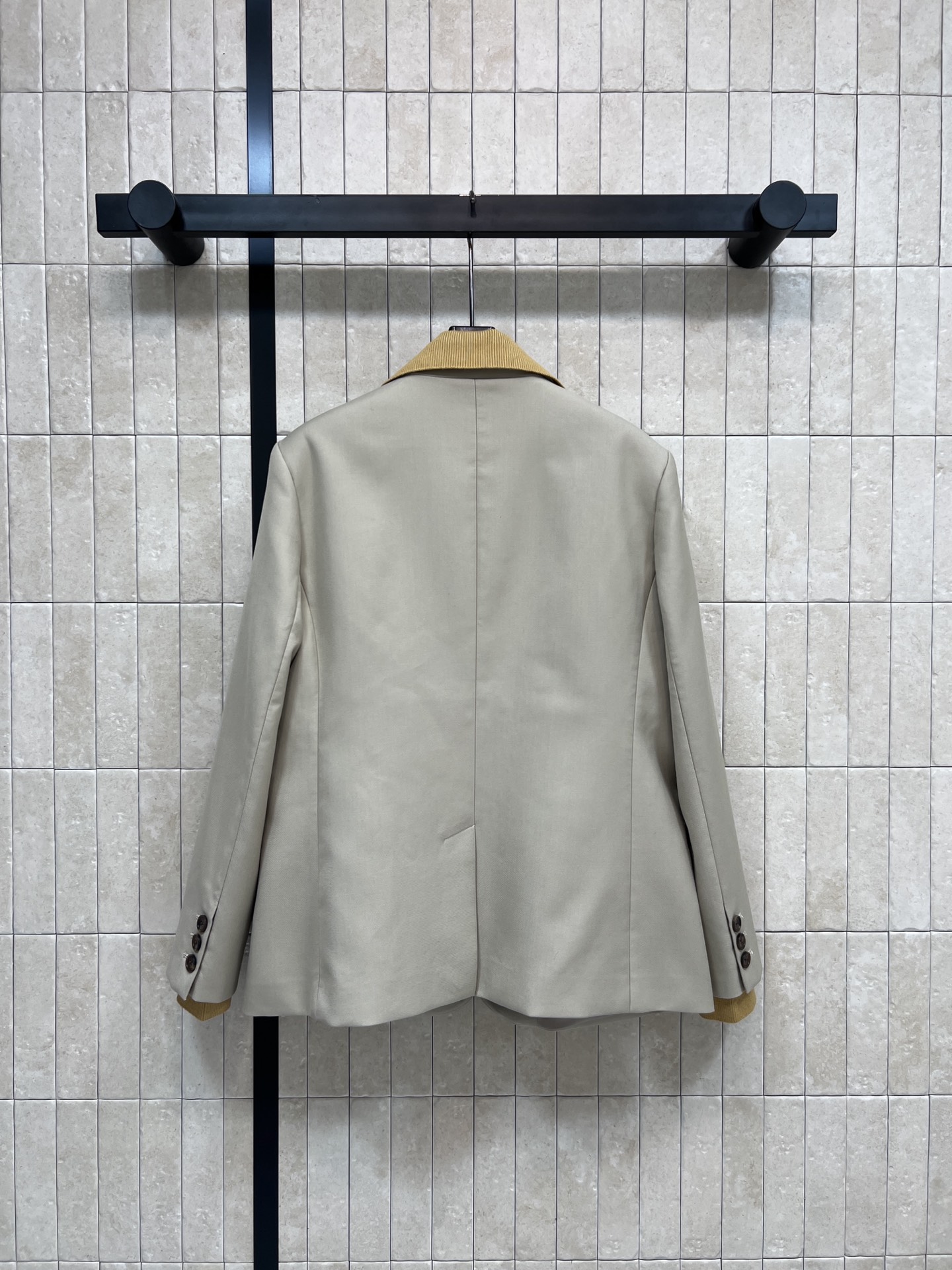 MIU家 25秋冬新款 假两件设计西装外套 采用独特拼接螺纹假两件设计 层次感满满！ 即有西装干练范又有