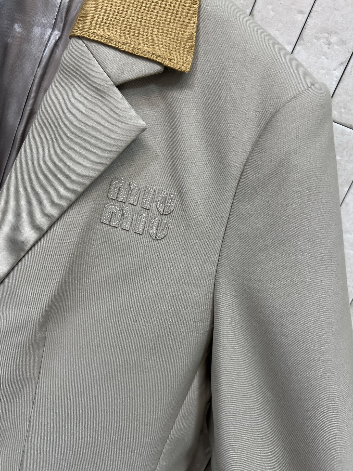 MIU家 25秋冬新款 假两件设计西装外套 采用独特拼接螺纹假两件设计 层次感满满！ 即有西装干练范又有