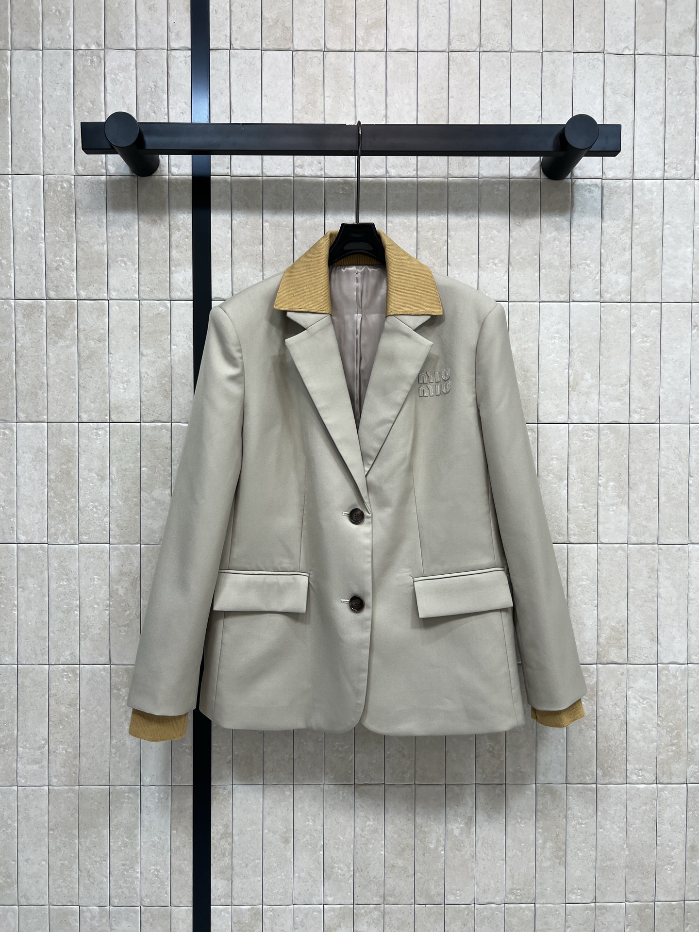 NO:591948,MIU's 25 new autumn and winter style fake two-piece suit jacket adopts unique splicing thread fake two-piece design, full of layering!  It has the smart look of a suit and the casual feel of a jacket. It kills two birds with one stone. It has a full vacation atmosphere. It is very suitable for spring and summer wear ~ it can be easily used for daily life or vacation. It is practical and fashionable. One color and three,,miumiu,jackets & coats,business suit,alexander wang19860909MIU家 25秋冬新款 假两件设计西装外套 采用独特拼接螺纹假两件设计 层次感满满！ 即有西装干练范又有外套的休闲感 一举两得 度假氛围感拉满 春夏穿搭超适合~无论日常还是度假都能轻松驾驭 实用又时髦 一色三,,miumiu,jackets & coats,business suit,alexander wang,Women's clothing