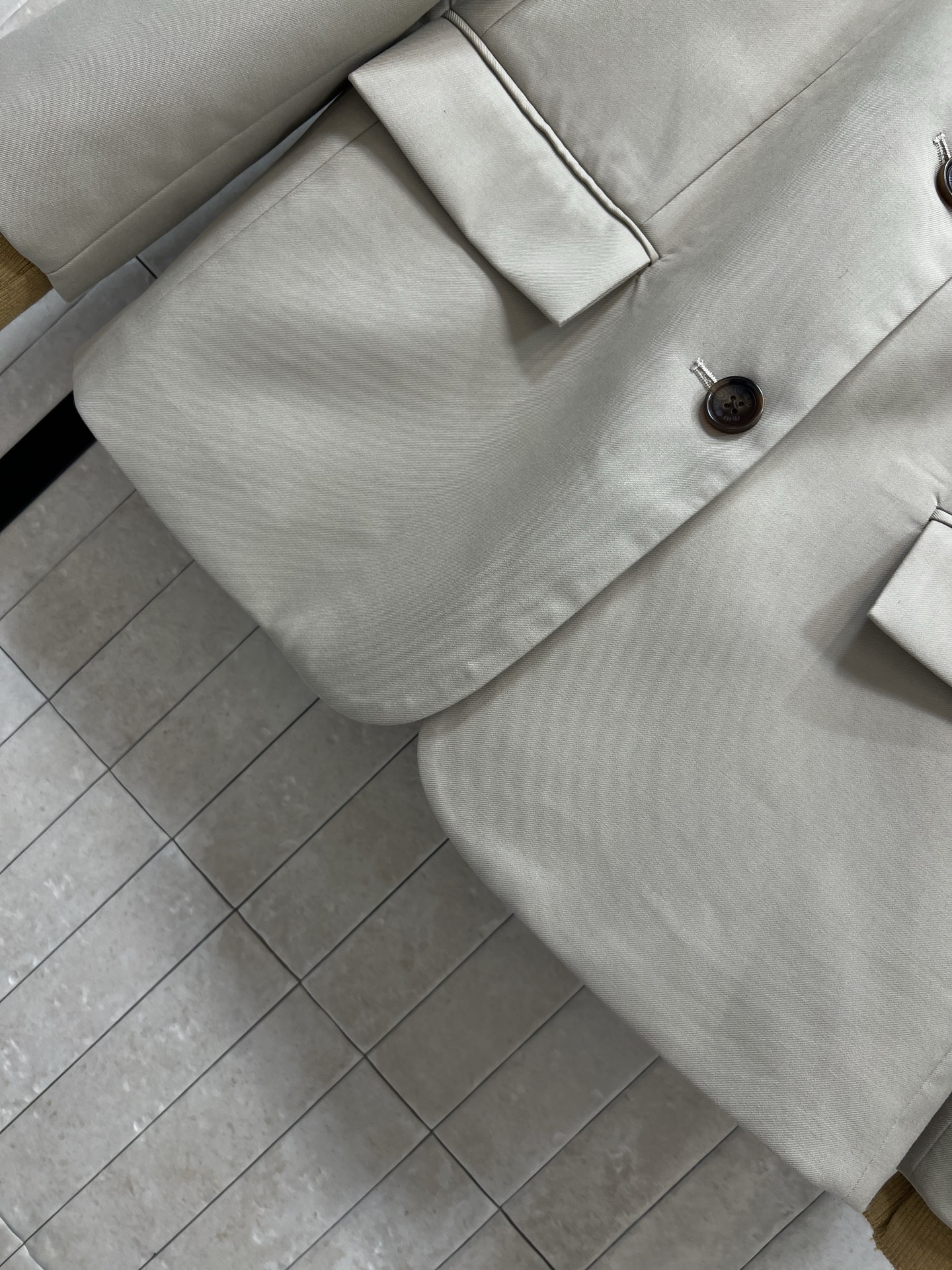 MIU家 25秋冬新款 假两件设计西装外套 采用独特拼接螺纹假两件设计 层次感满满！ 即有西装干练范又有