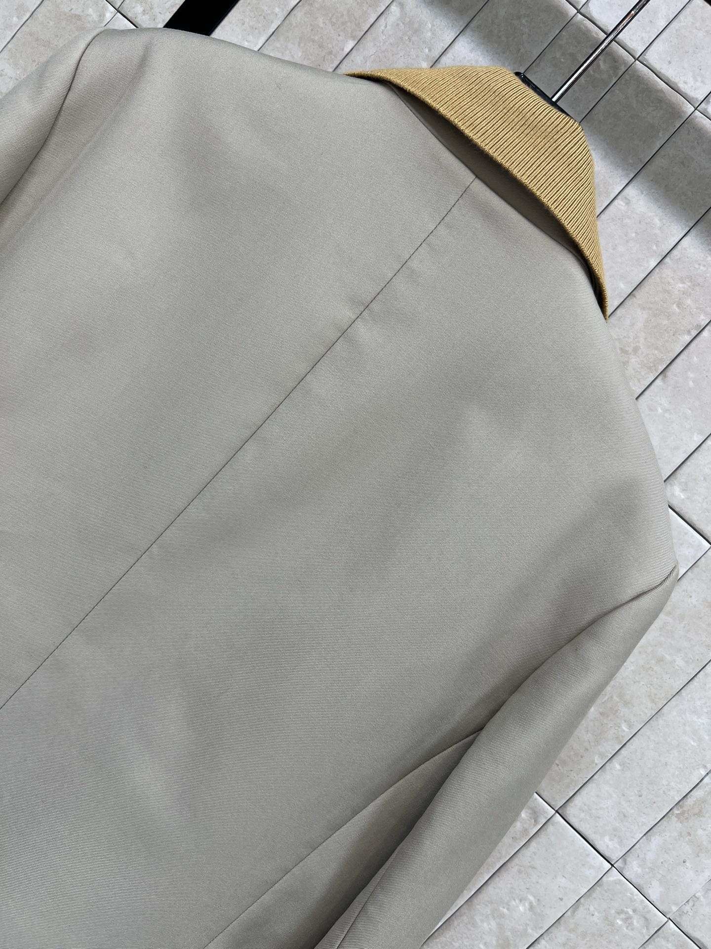 MIU家 25秋冬新款 假两件设计西装外套 采用独特拼接螺纹假两件设计 层次感满满！ 即有西装干练范又有