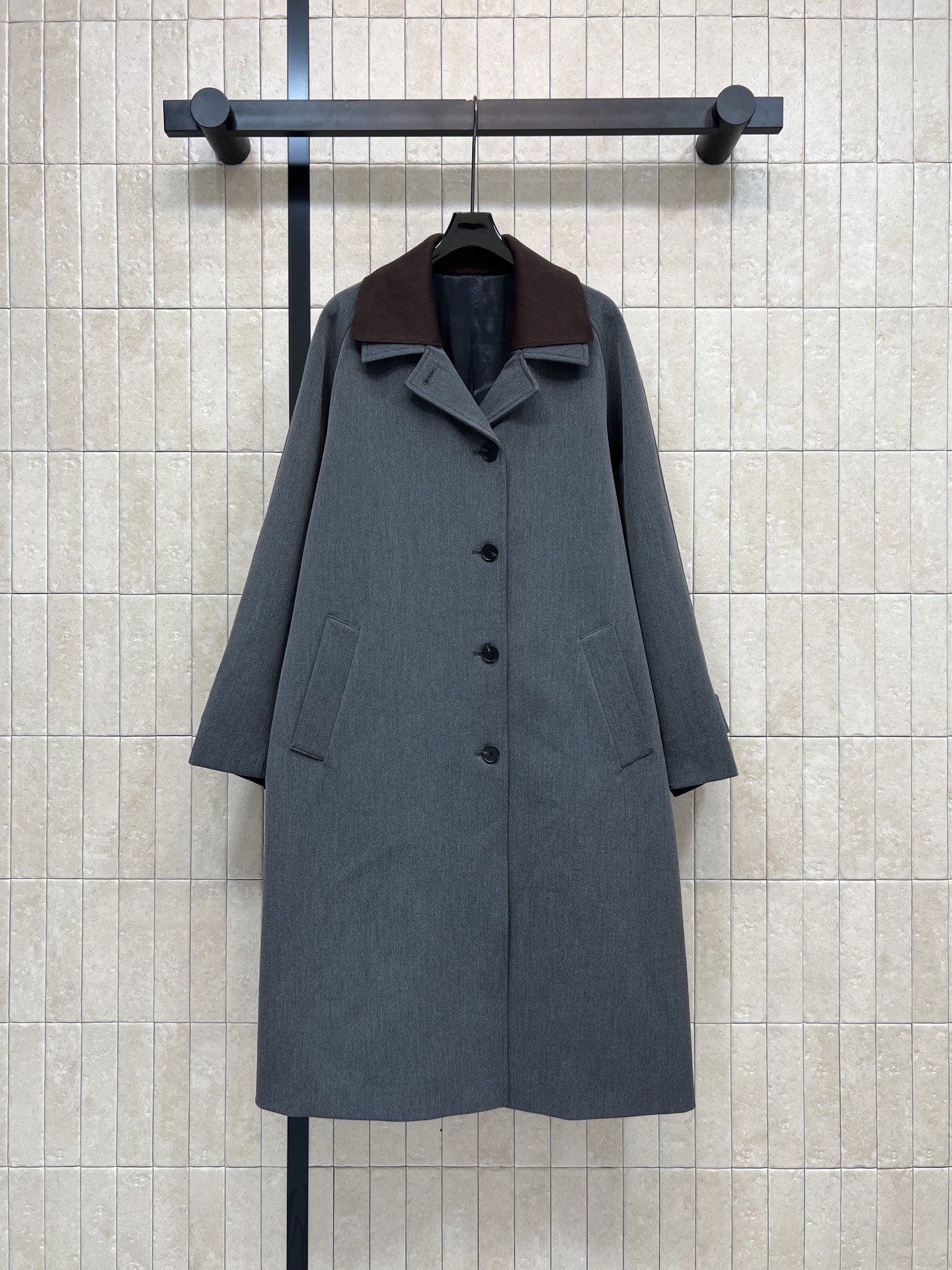 NO:591945,MIU's 25 new autumn and winter style, dark gray spliced fake two-piece suit coat, cuffs + lapels spliced with dark brown threaded fake two-piece design, full of layering, oversize version + logo single-breasted lapel, lazy and casual, low-key and textured, full of retro feel, gray tone is calm and versatile, can be worn for commuting and leisure, wear with sweater or shirt, easily create a high-end look, essential item for autumn and winter wardrobe  One color and three codes,,miumiu,versace,sweaters,shirts,business suit,alexander wang19860909MIU家 25秋冬新款 深灰色拼接假两件西装大衣 袖口+翻领拼接深棕色螺纹假两件设计 层次感满满 Oversize版型+logo单排扣翻领 慵懒随性又低调有质感 复古感满满 灰色调沉稳又百搭 通勤休闲都能穿 内搭毛衣或衬衫 轻松打造高级感look 秋冬衣橱必备单品 一色三码,,miumiu,versace,sweaters,shirts,business suit,alexander wang,Women's clothing