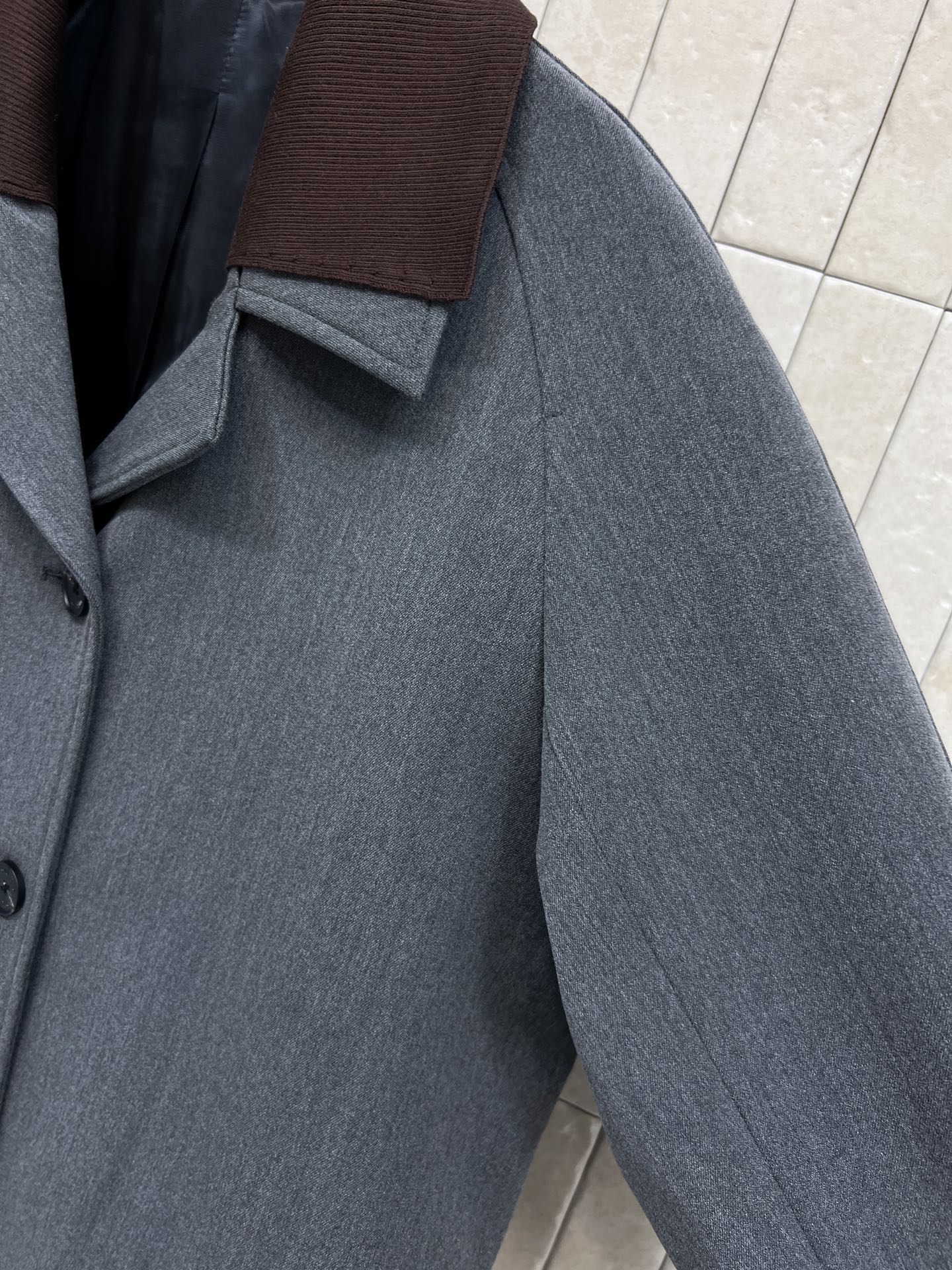 MIU家 25秋冬新款 深灰色拼接假两件西装大衣 袖口+翻领拼接深棕色螺纹假两件设计 层次感满满 Ove