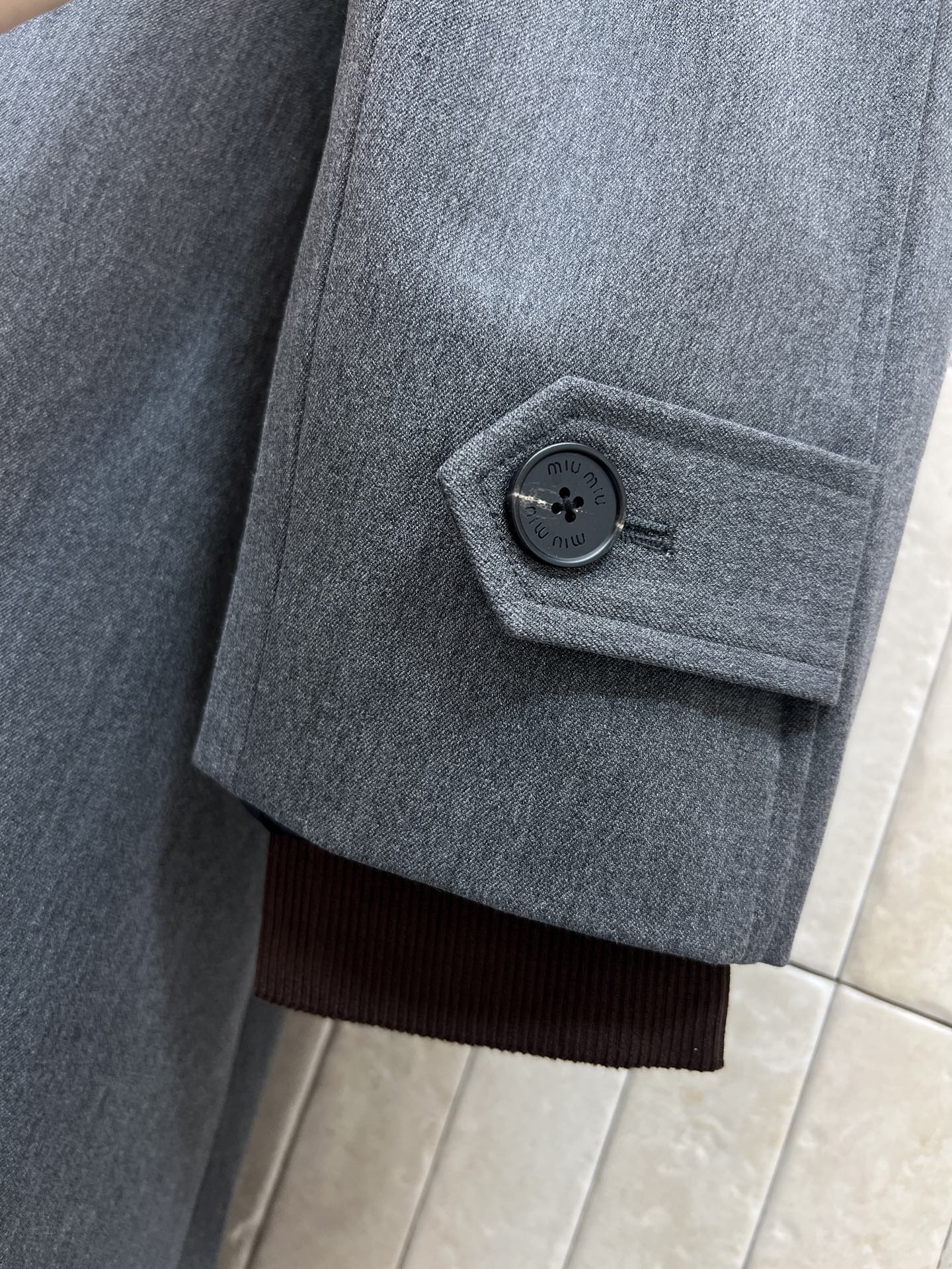 MIU家 25秋冬新款 深灰色拼接假两件西装大衣 袖口+翻领拼接深棕色螺纹假两件设计 层次感满满 Ove