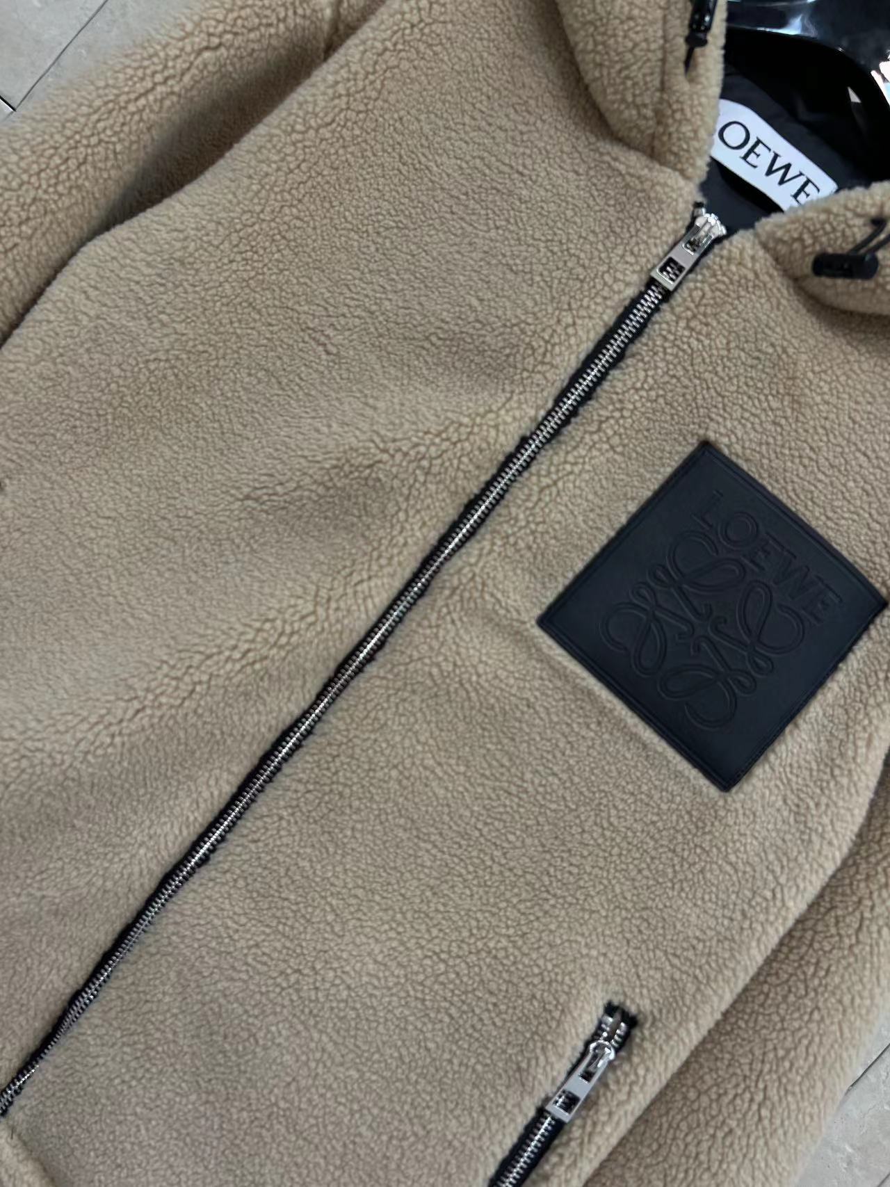 LW家 25秋冬新款 泰迪羊羔毛连帽外套 秋冬必备 太萌了小慵懒范儿 超级减龄 连帽宽松版型 胸前字母皮