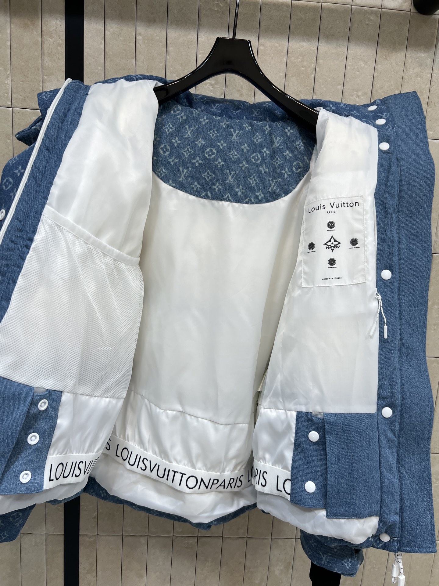 L家 25秋冬新款 渐变牛仔老花连帽高领羽绒服 定制渐变牛仔老花图案面料 奢华感满满 高领宽松连帽设计 