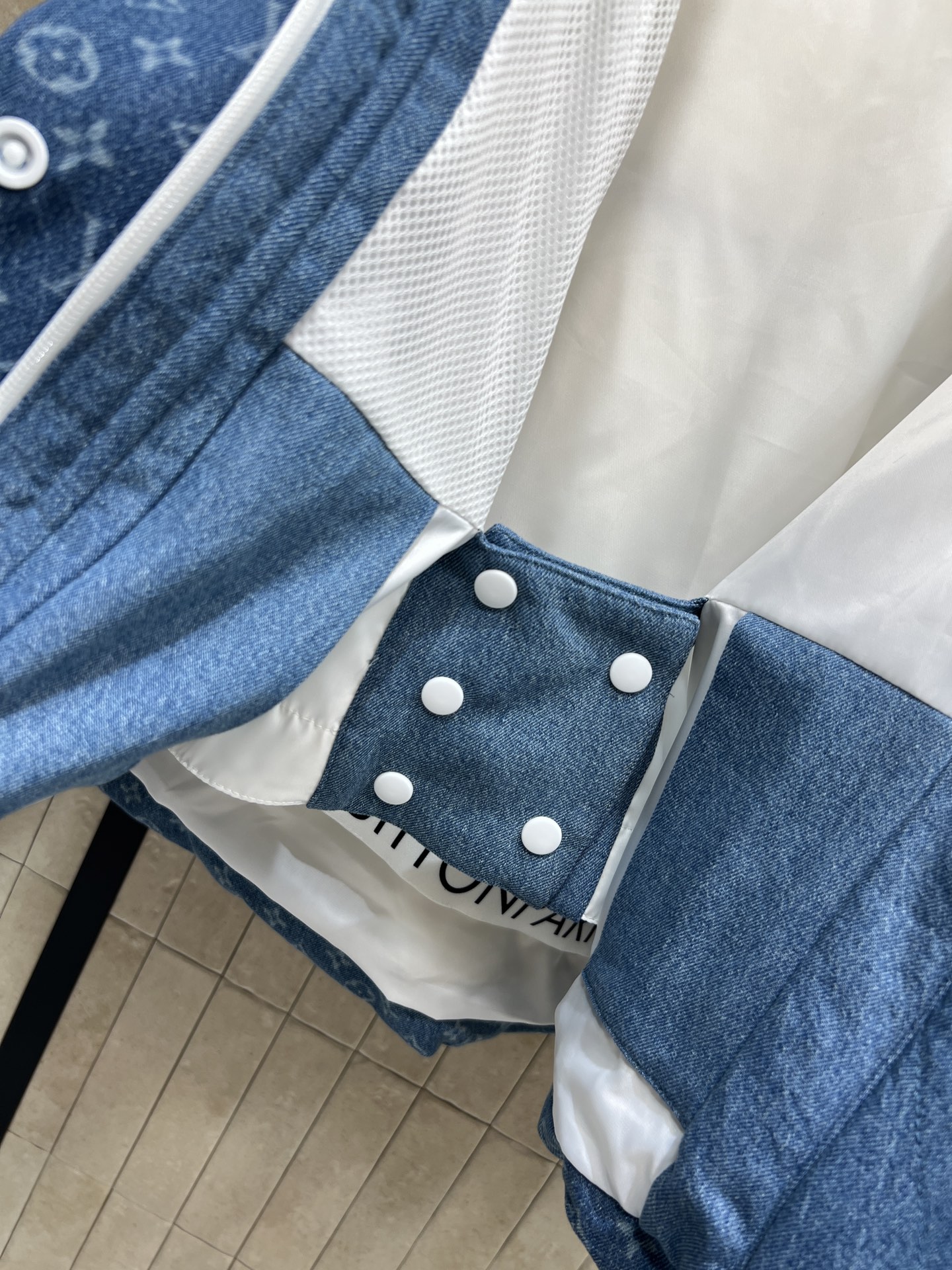 L家 25秋冬新款 渐变牛仔老花连帽高领羽绒服 定制渐变牛仔老花图案面料 奢华感满满 高领宽松连帽设计 