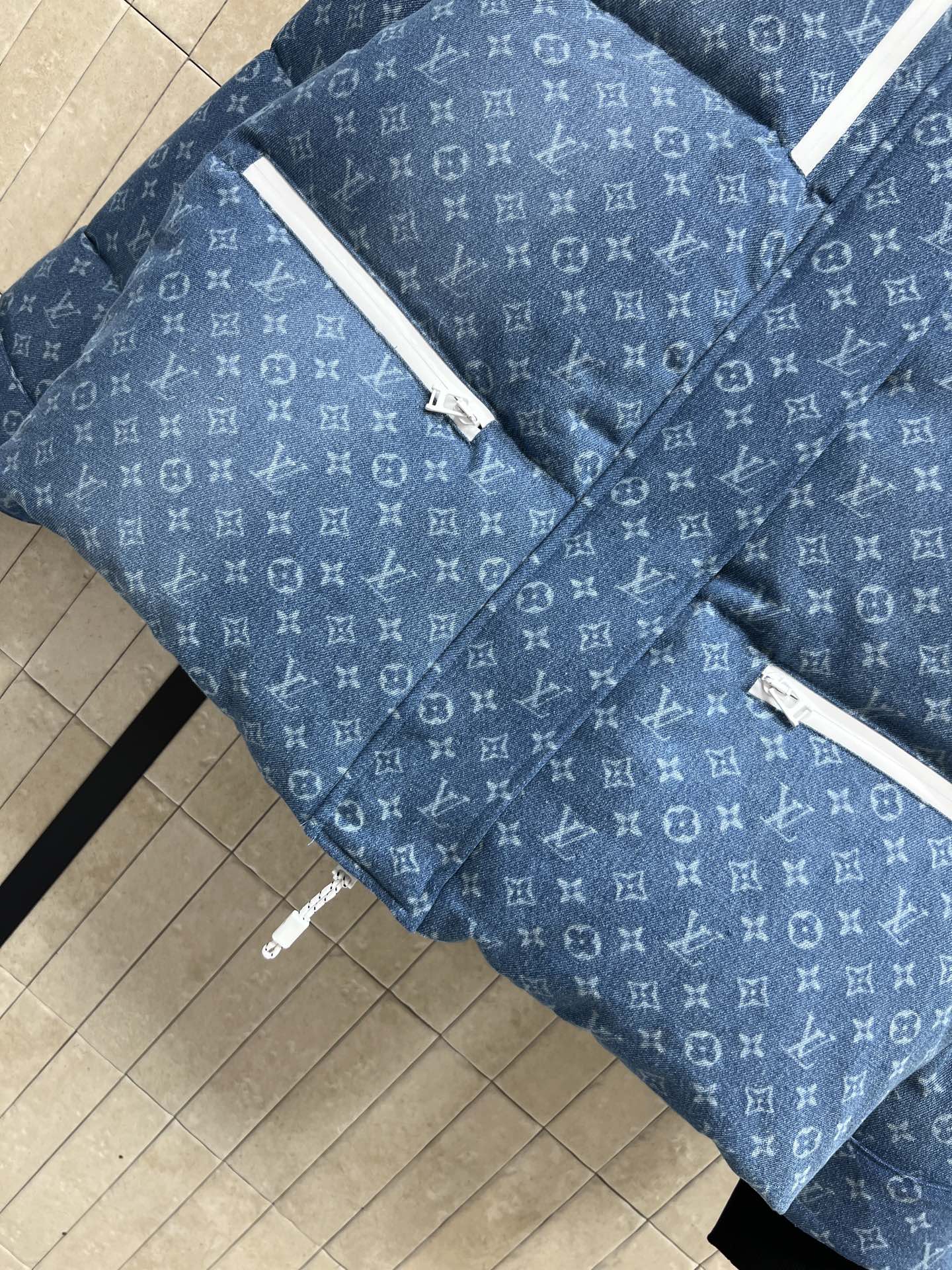 L家 25秋冬新款 渐变牛仔老花连帽高领羽绒服 定制渐变牛仔老花图案面料 奢华感满满 高领宽松连帽设计 