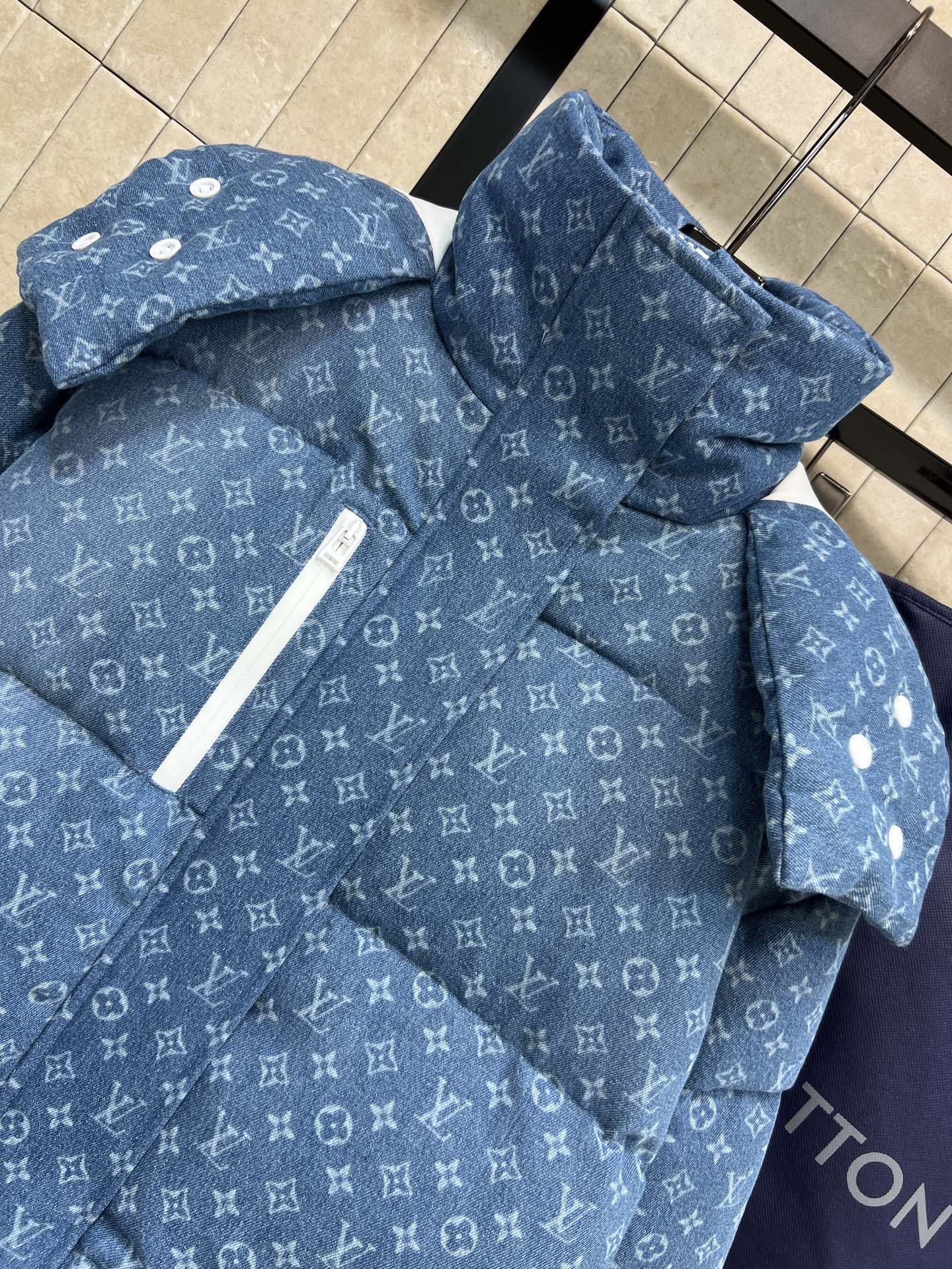 L家 25秋冬新款 渐变牛仔老花连帽高领羽绒服 定制渐变牛仔老花图案面料 奢华感满满 高领宽松连帽设计 