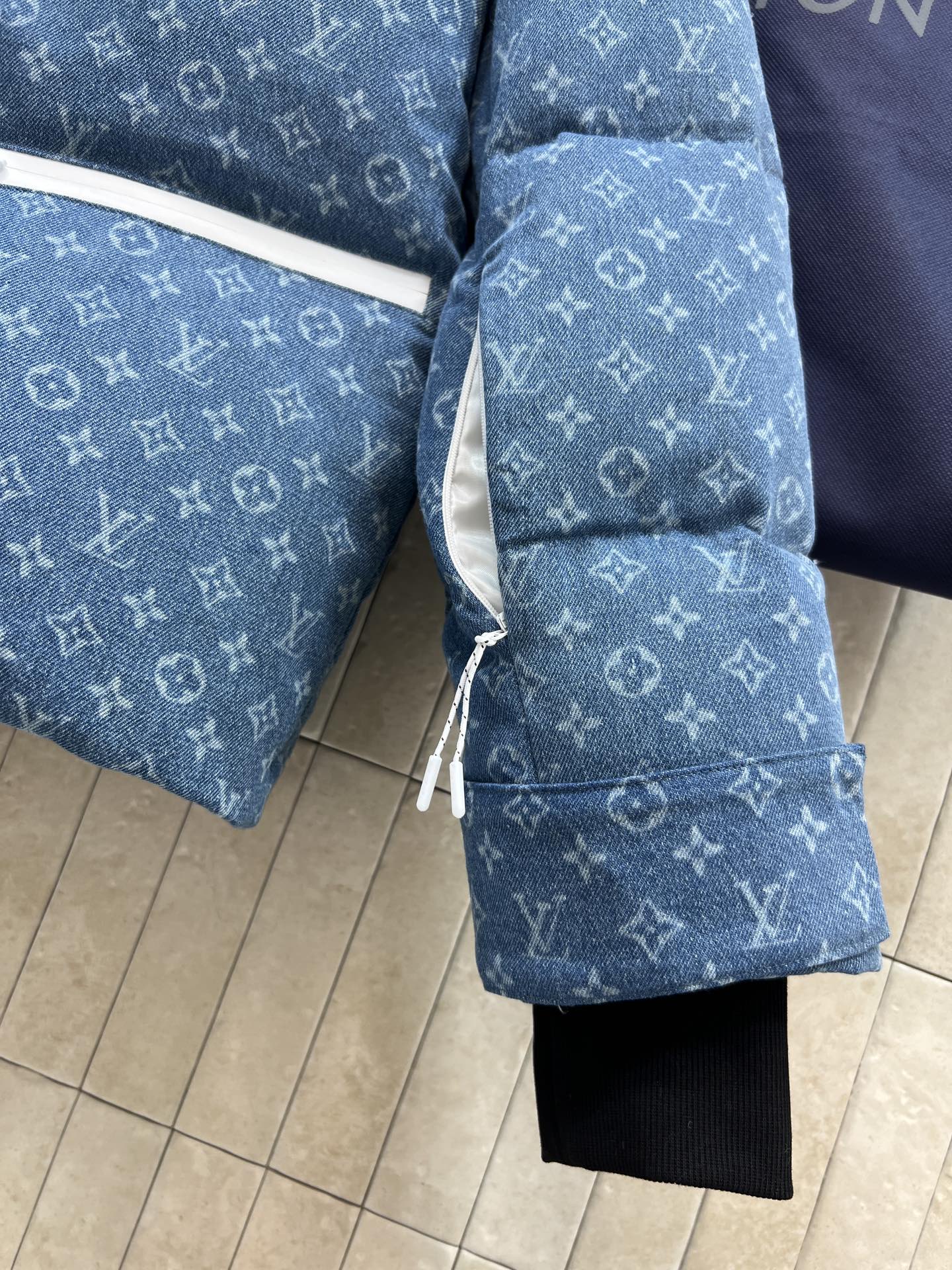 L家 25秋冬新款 渐变牛仔老花连帽高领羽绒服 定制渐变牛仔老花图案面料 奢华感满满 高领宽松连帽设计 