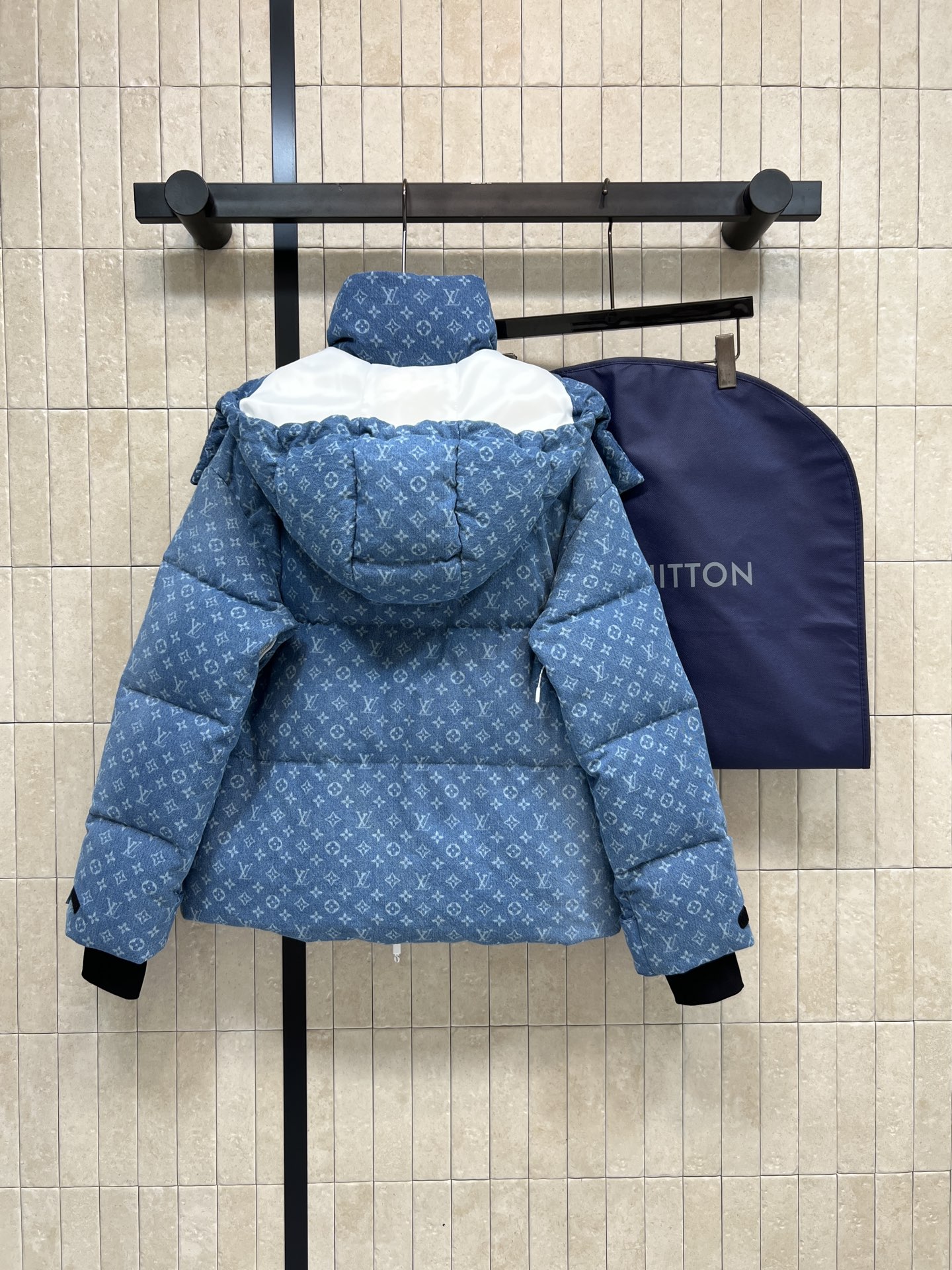 L家 25秋冬新款 渐变牛仔老花连帽高领羽绒服 定制渐变牛仔老花图案面料 奢华感满满 高领宽松连帽设计 